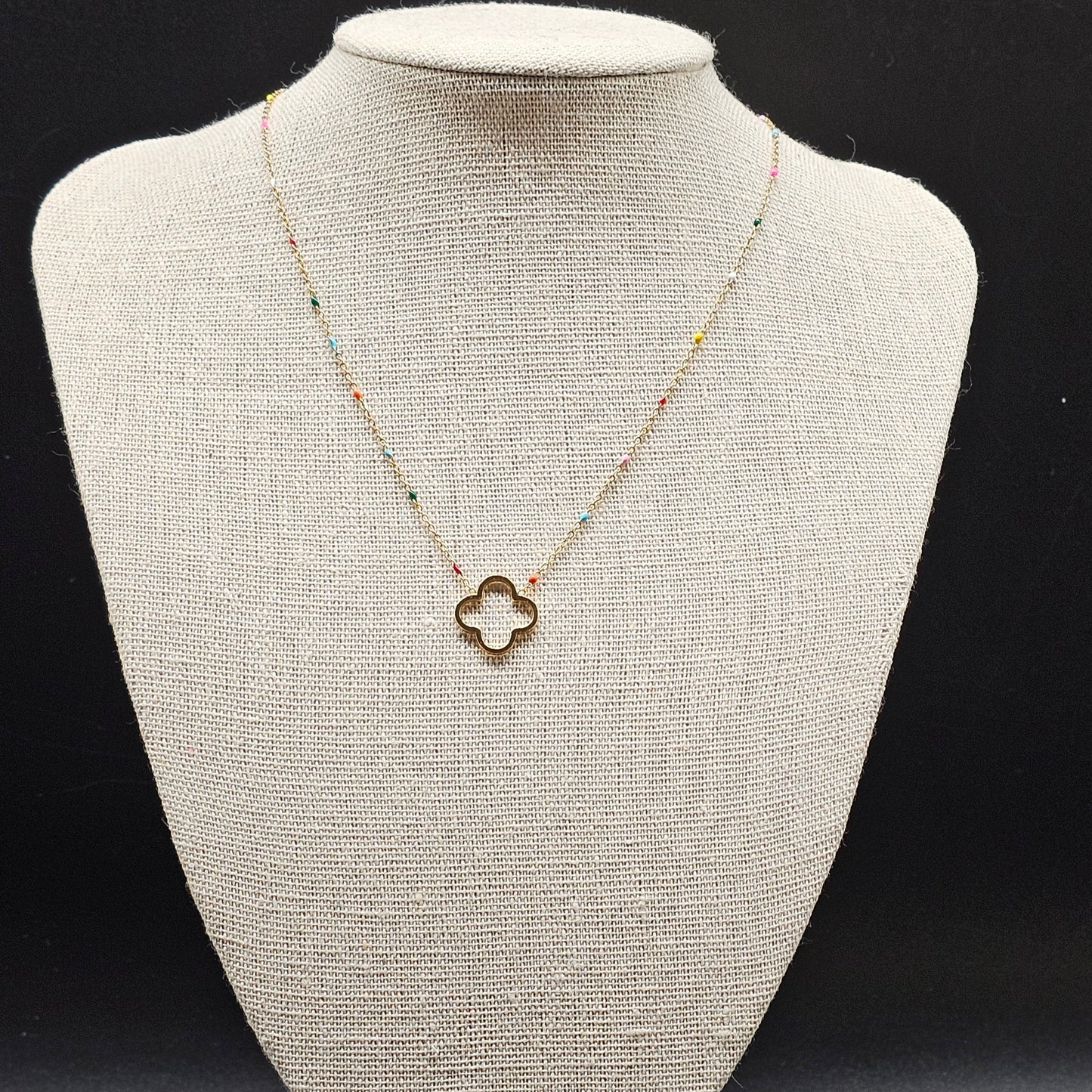 Collier doré en acier – maille forçat fine et trefle éclats pierre reconstituée