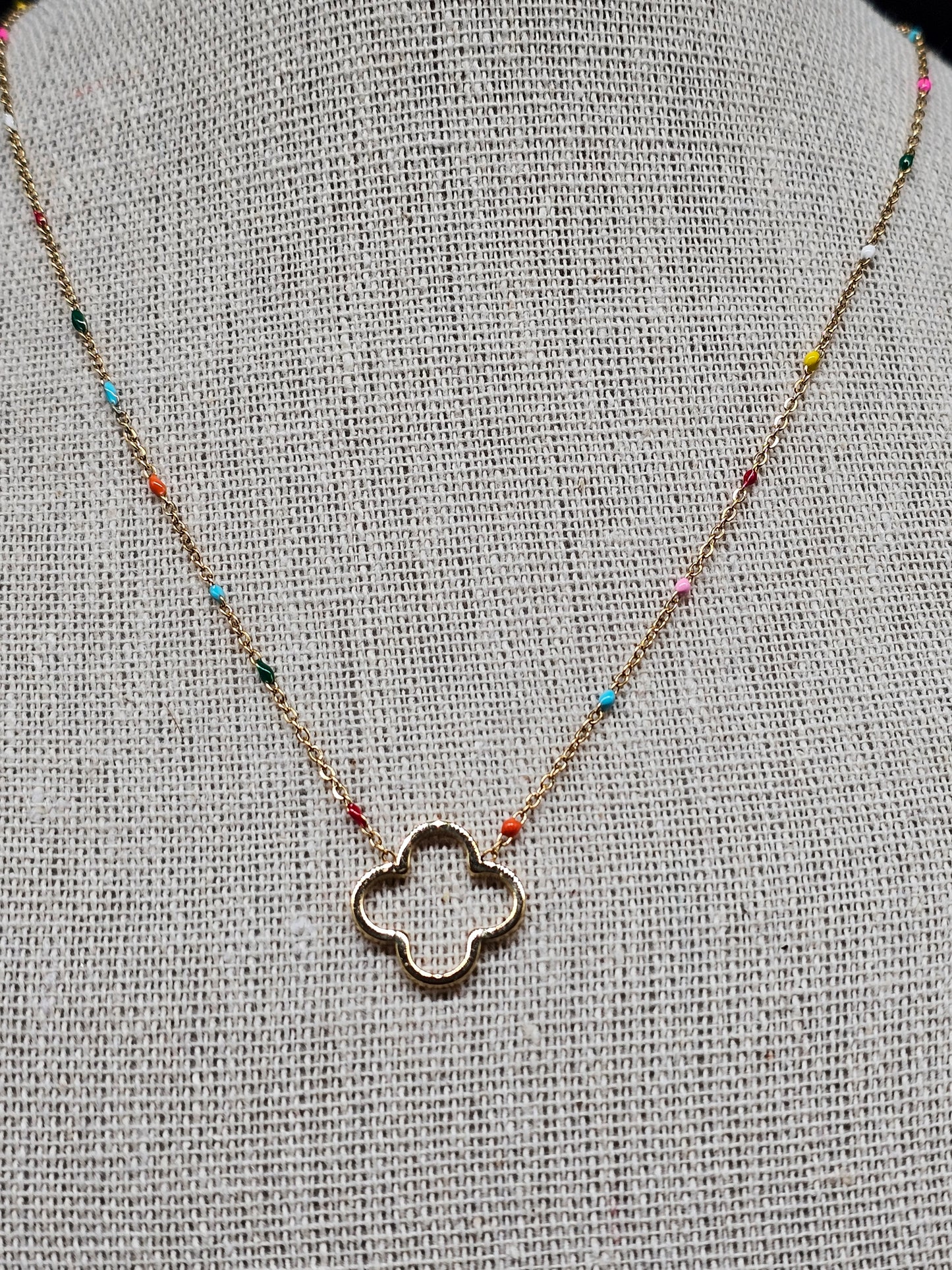 Collier doré en acier – maille forçat fine et trefle éclats pierre reconstituée