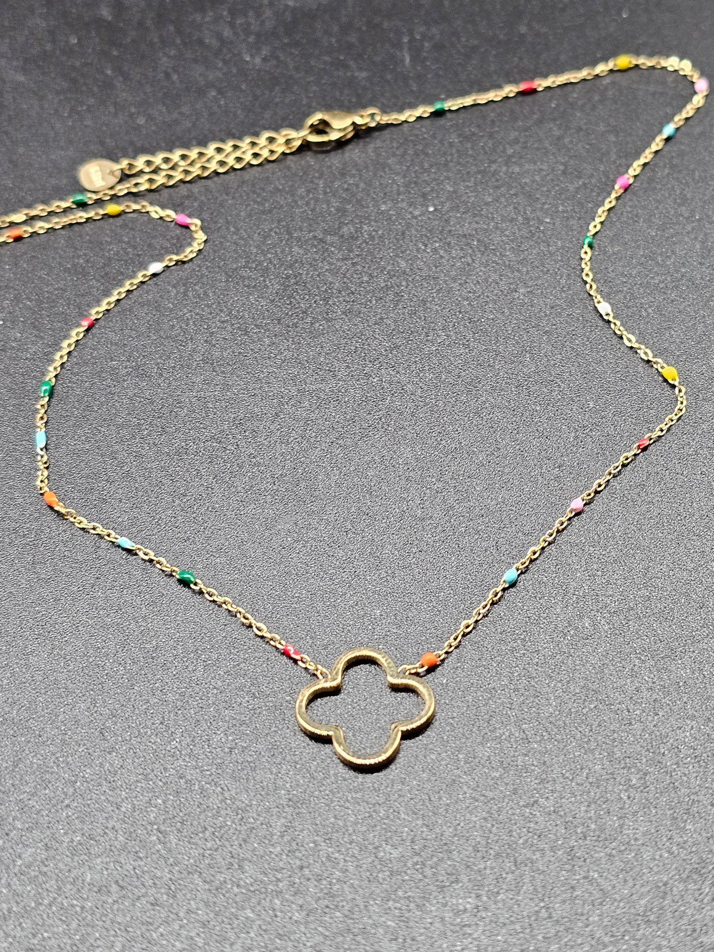 Collier doré en acier – maille forçat fine et trefle éclats pierre reconstituée