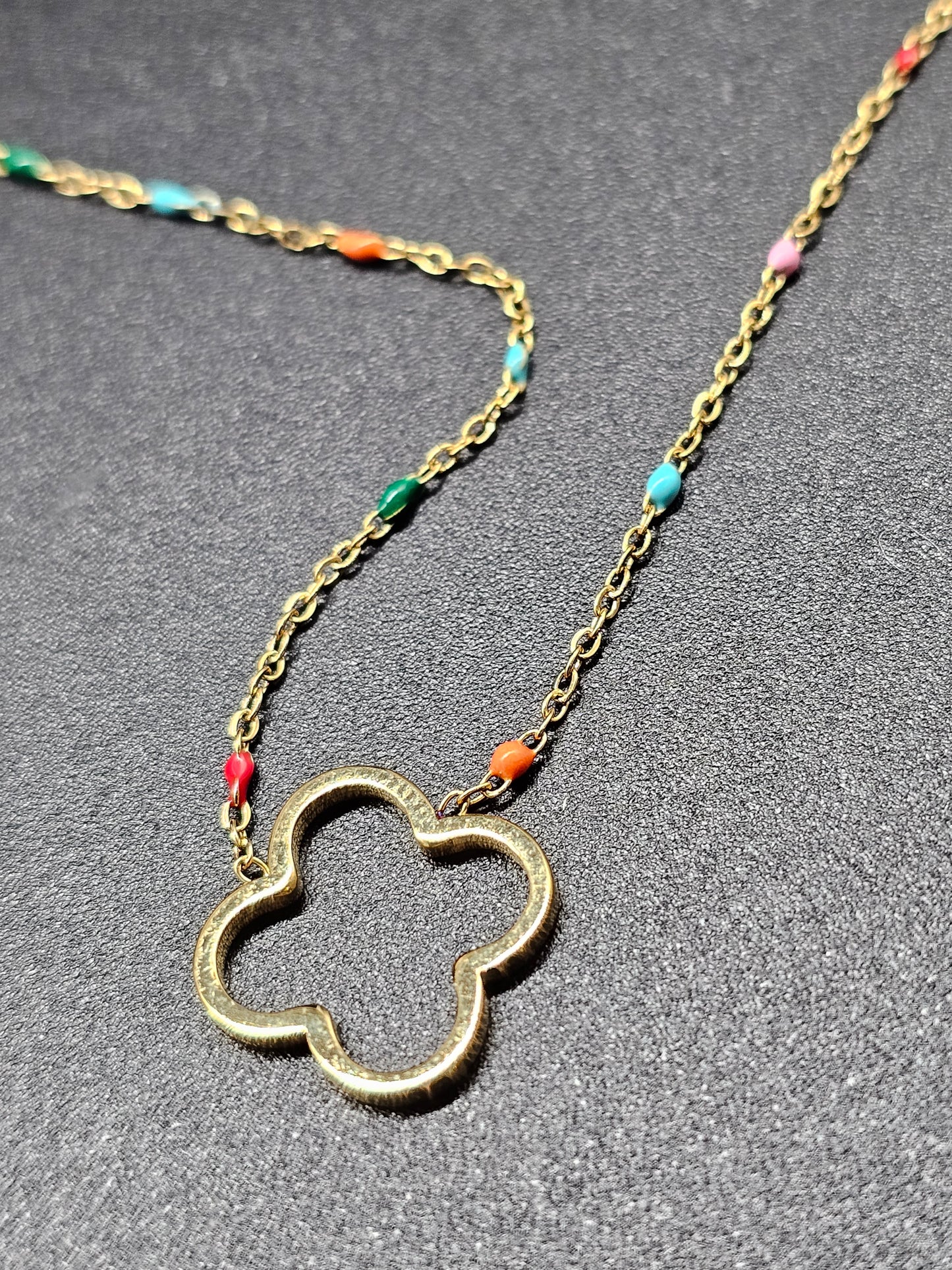 Collier doré en acier – maille forçat fine et trefle éclats pierre reconstituée