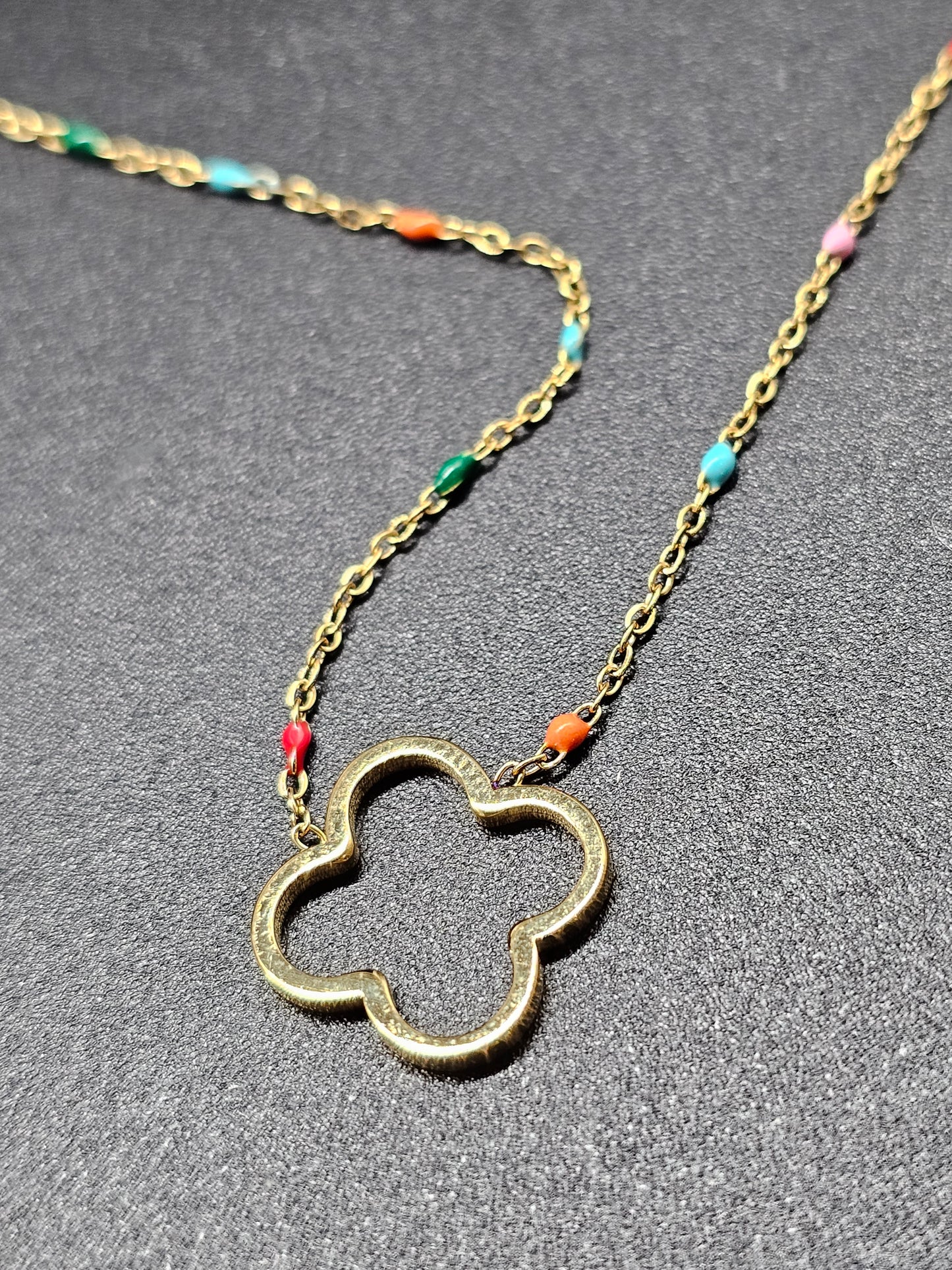 Collier doré en acier – maille forçat fine et trefle éclats pierre reconstituée