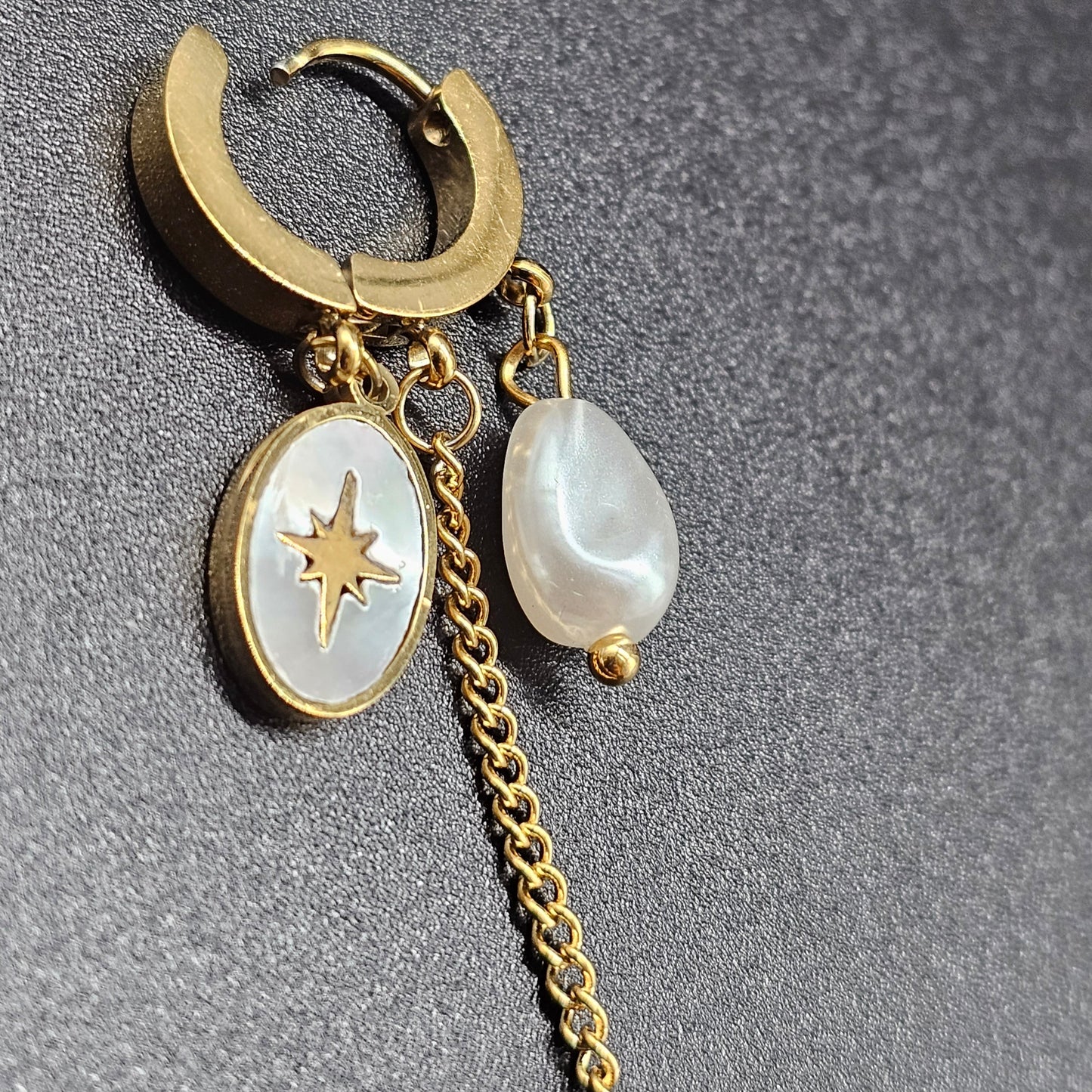Boucles d'oreilles pendants petit anneau créole acier inoxydable doré pampille nacrée incrustée étoile polaire éclat pierre nacrée chaînette