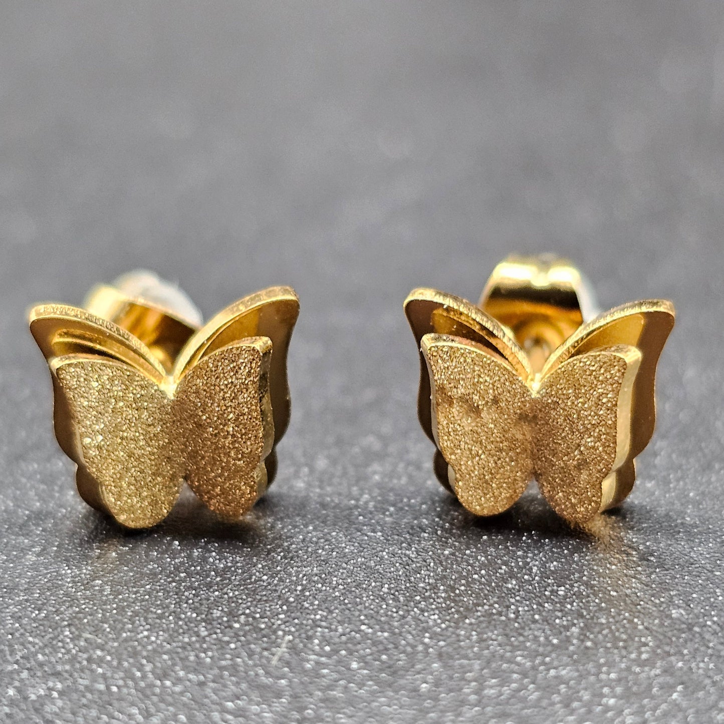 Clous d’oreilles papillon 3D doré – acier inoxydable