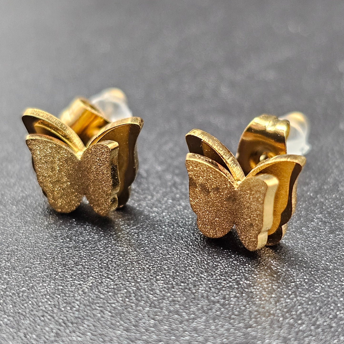 Clous d’oreilles papillon 3D doré – acier inoxydable