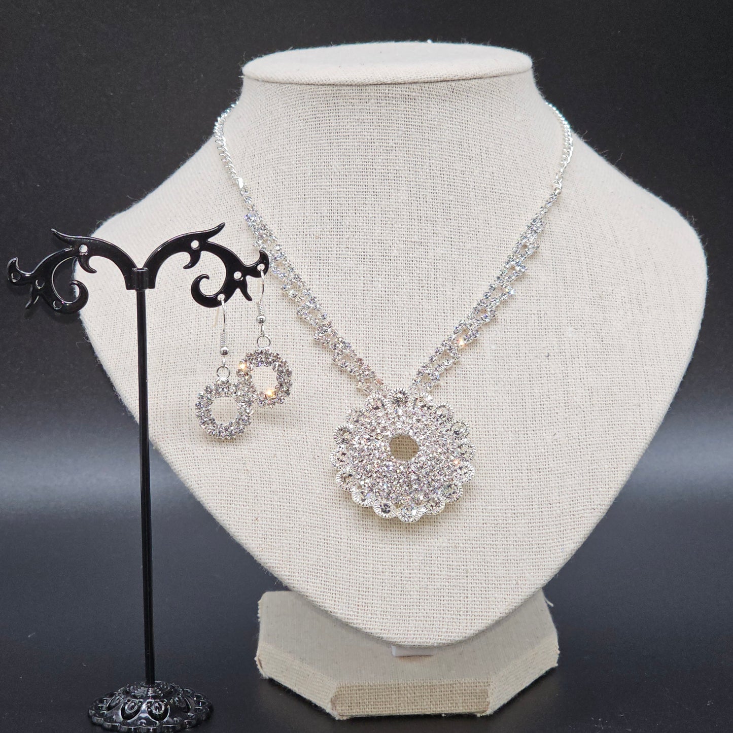 Parure strass brillante – Collier pendentif & boucles d’oreilles assorties