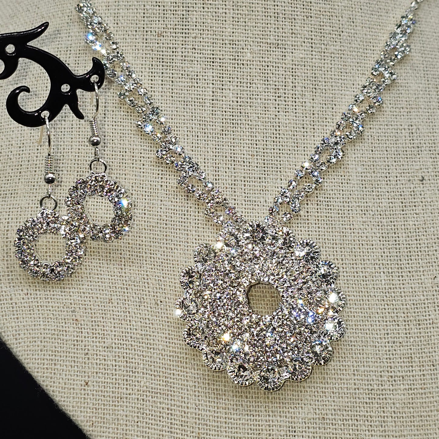 Parure strass brillante – Collier pendentif & boucles d’oreilles assorties
