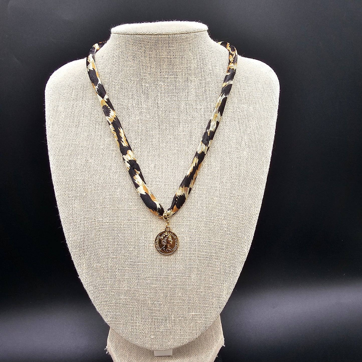 Bijou 2 en 1 Léopard doré – Collier ou bracelet pampille médaillon doré
