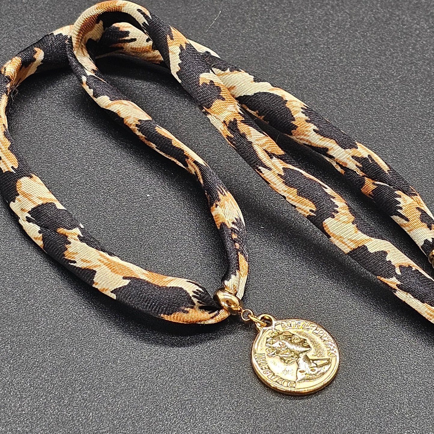 Bijou 2 en 1 Léopard doré – Collier ou bracelet pampille médaillon doré