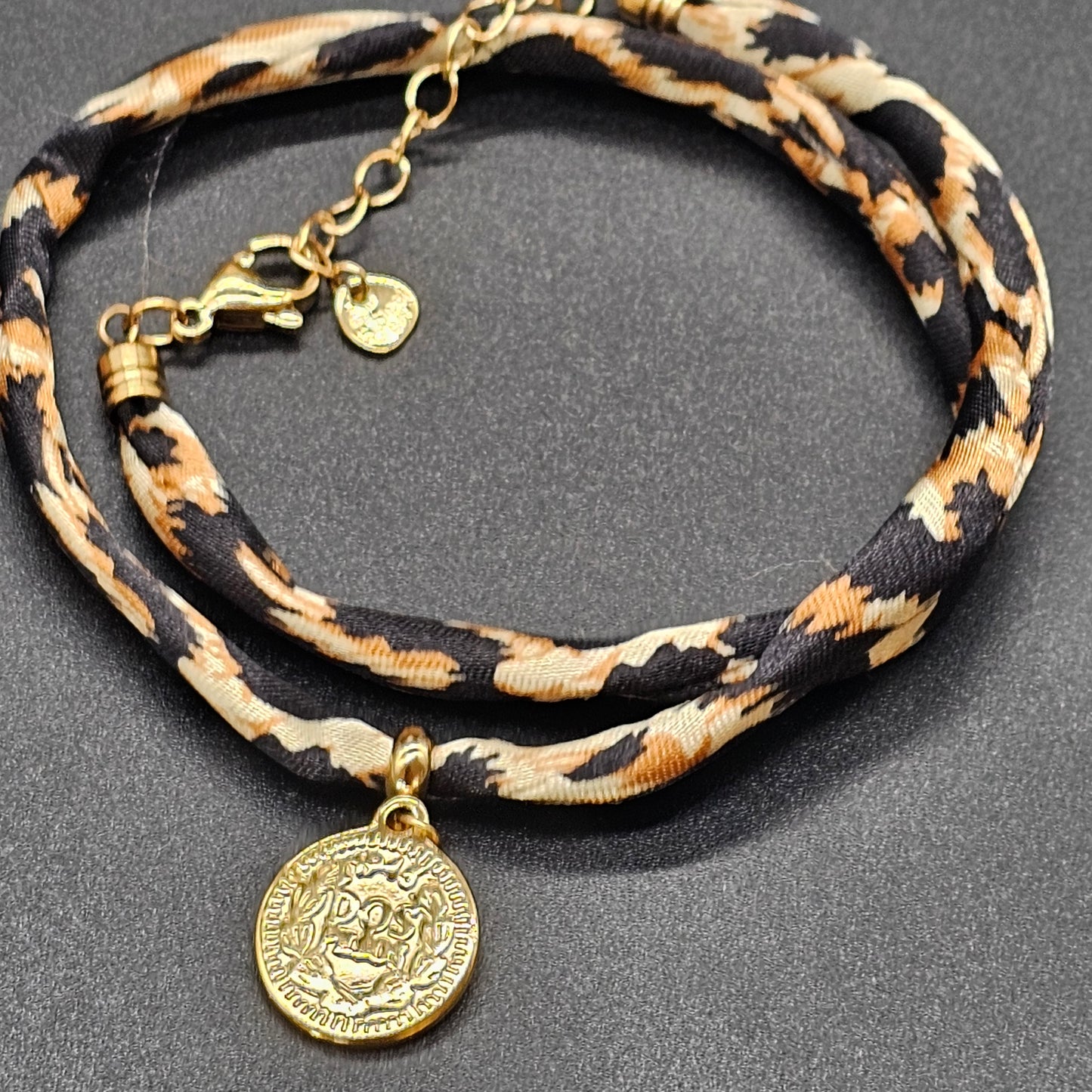 Bijou 2 en 1 Léopard doré – Collier ou bracelet pampille médaillon doré