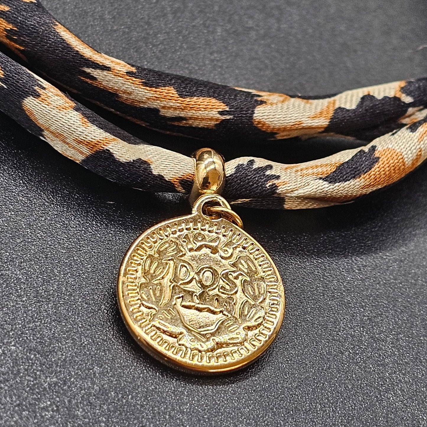 Bijou 2 en 1 Léopard doré – Collier ou bracelet pampille médaillon doré