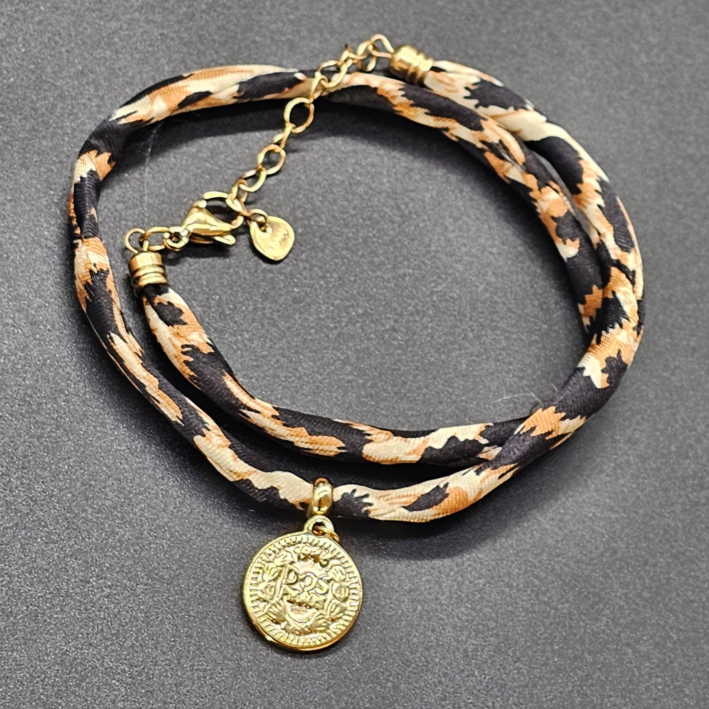 Bijou 2 en 1 Léopard doré – Collier ou bracelet pampille médaillon doré