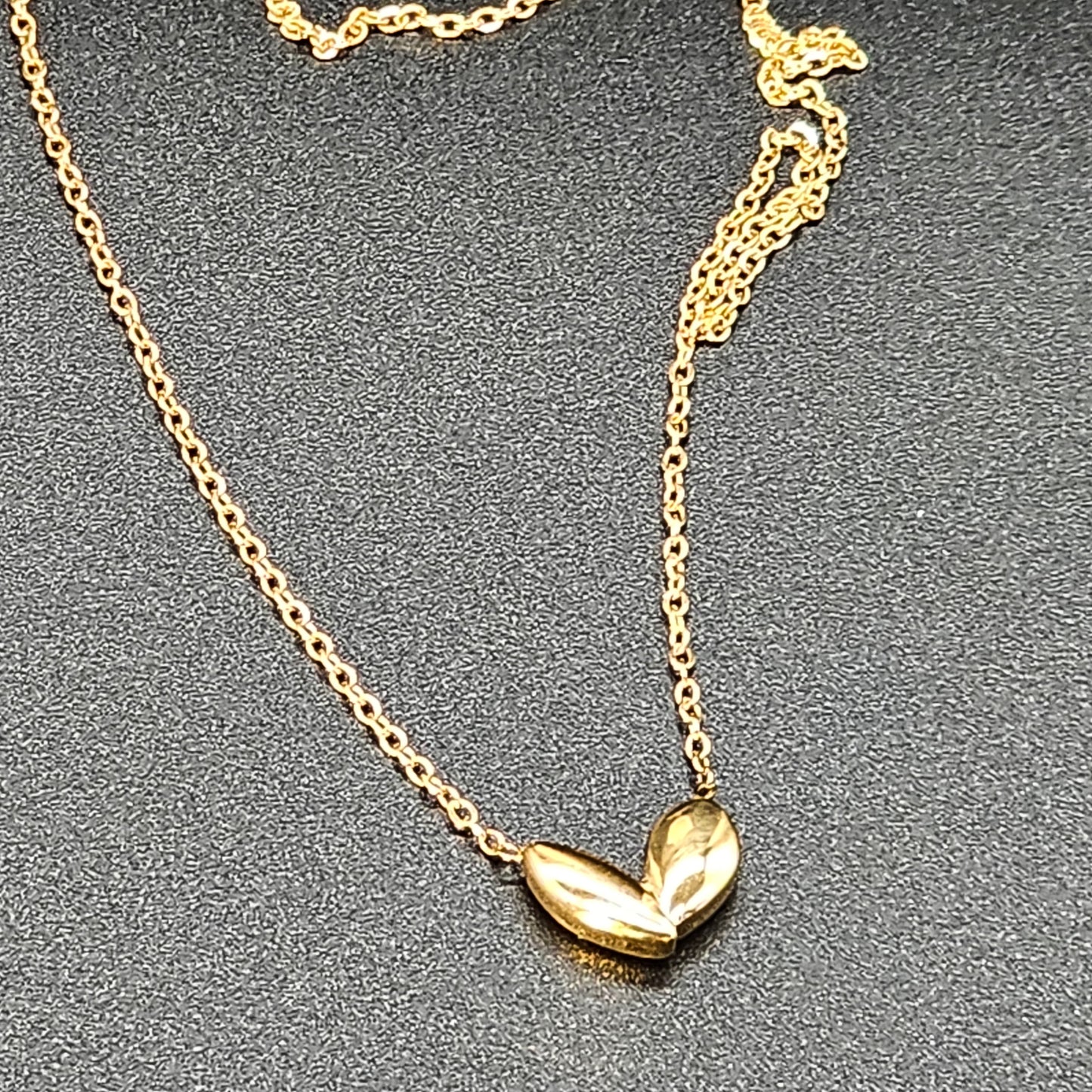 Collier doré cœur pétale – Chaîne maille forçat, acier inoxydable hypoallergénique