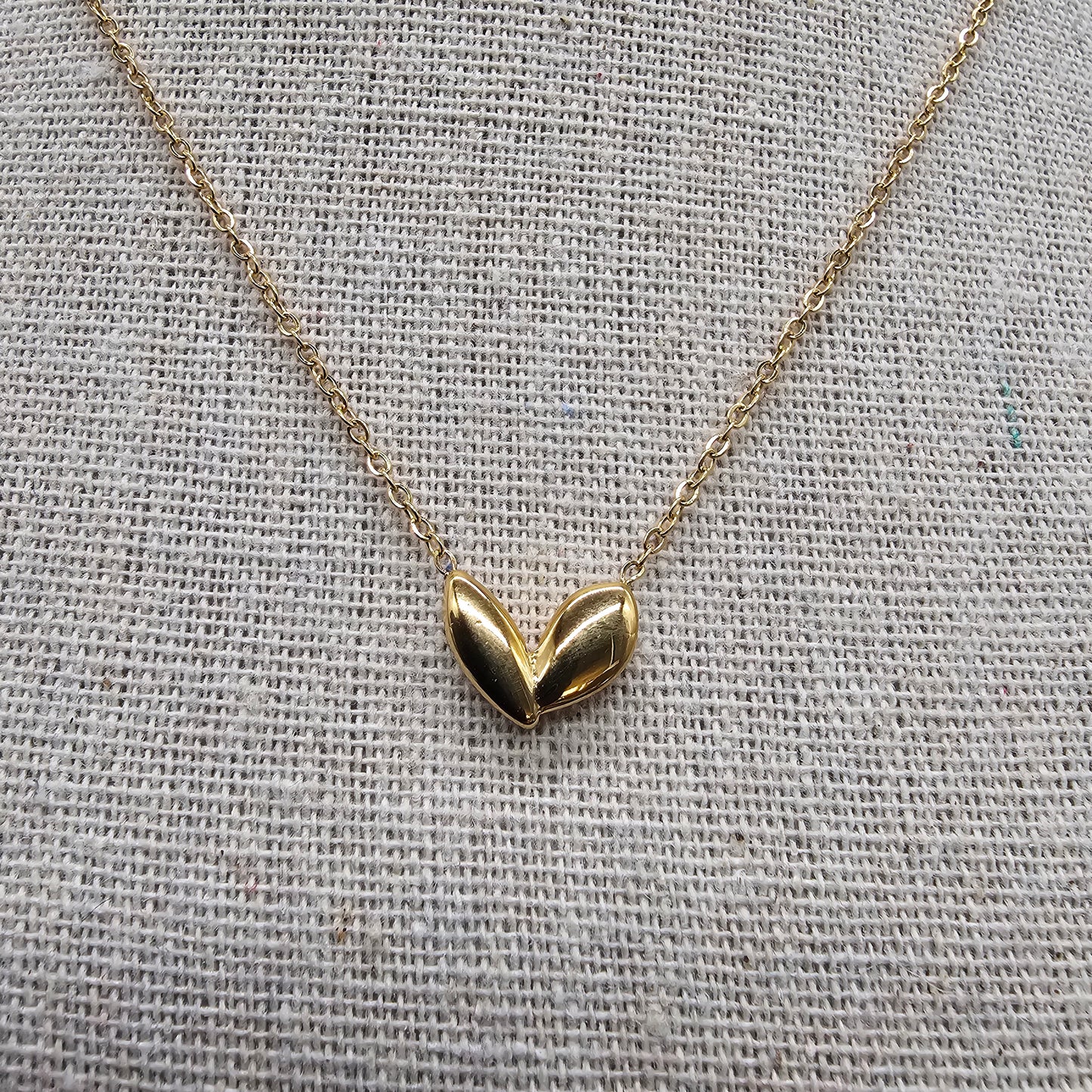 Collier doré cœur pétale – Chaîne maille forçat, acier inoxydable hypoallergénique