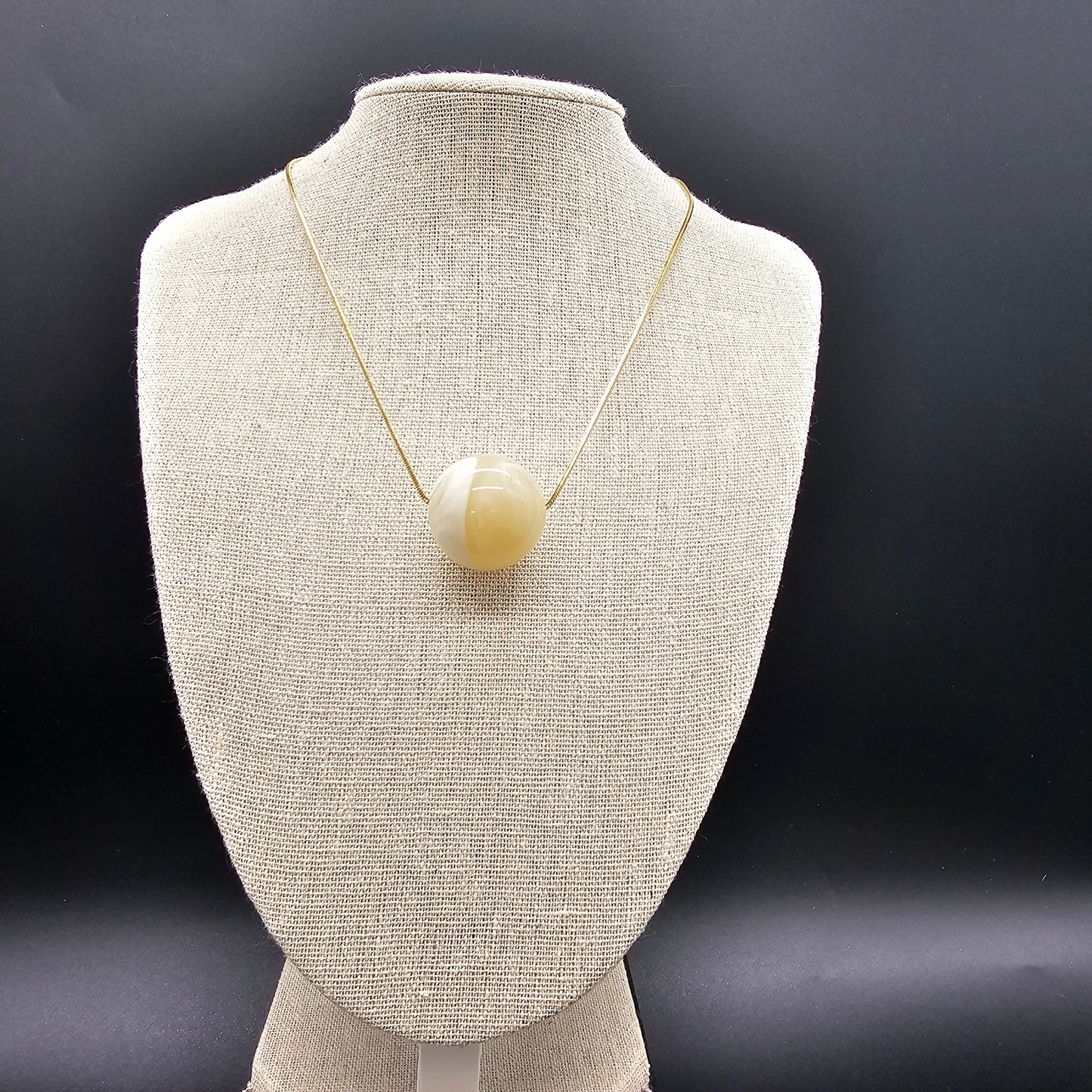 Collier acier inoxydable doré chaîne fine maille forçat pendentif perle noire, ivoire ou vert marbré