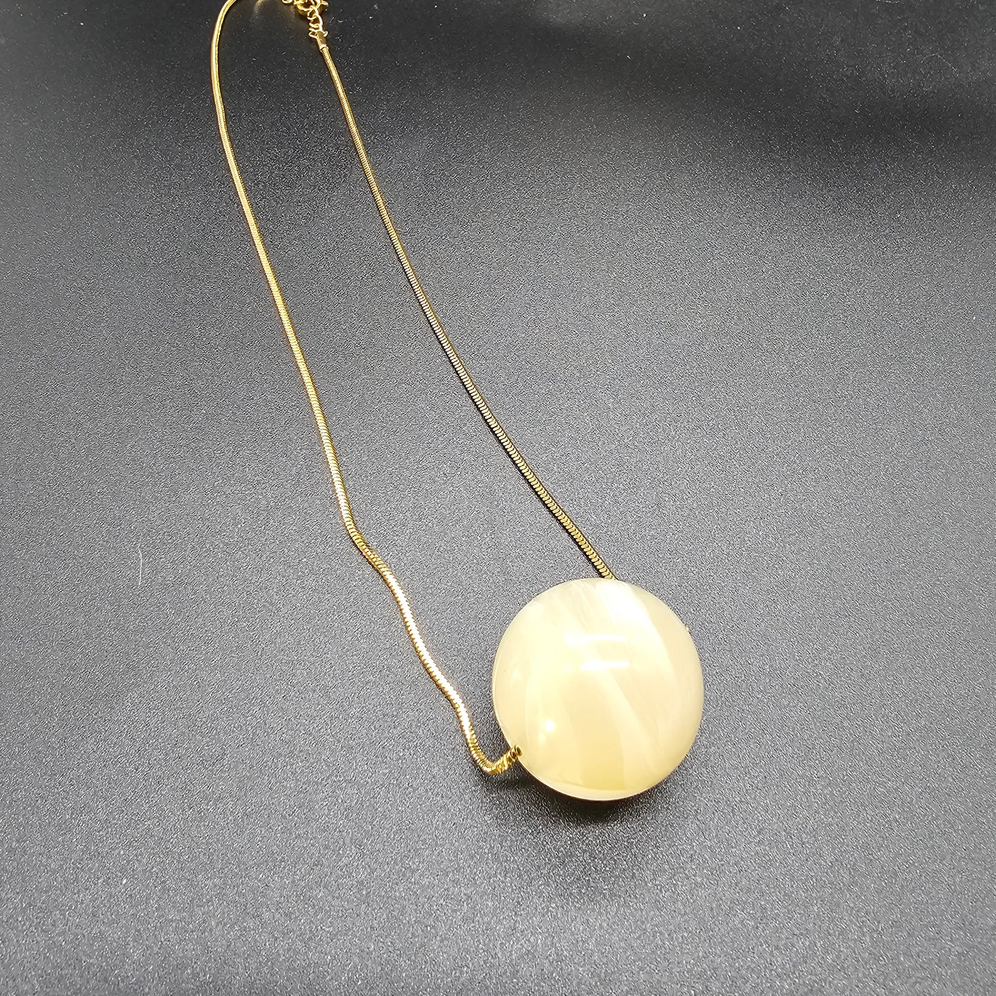 Collier acier inoxydable doré chaîne fine maille forçat pendentif perle noire, ivoire ou vert marbré