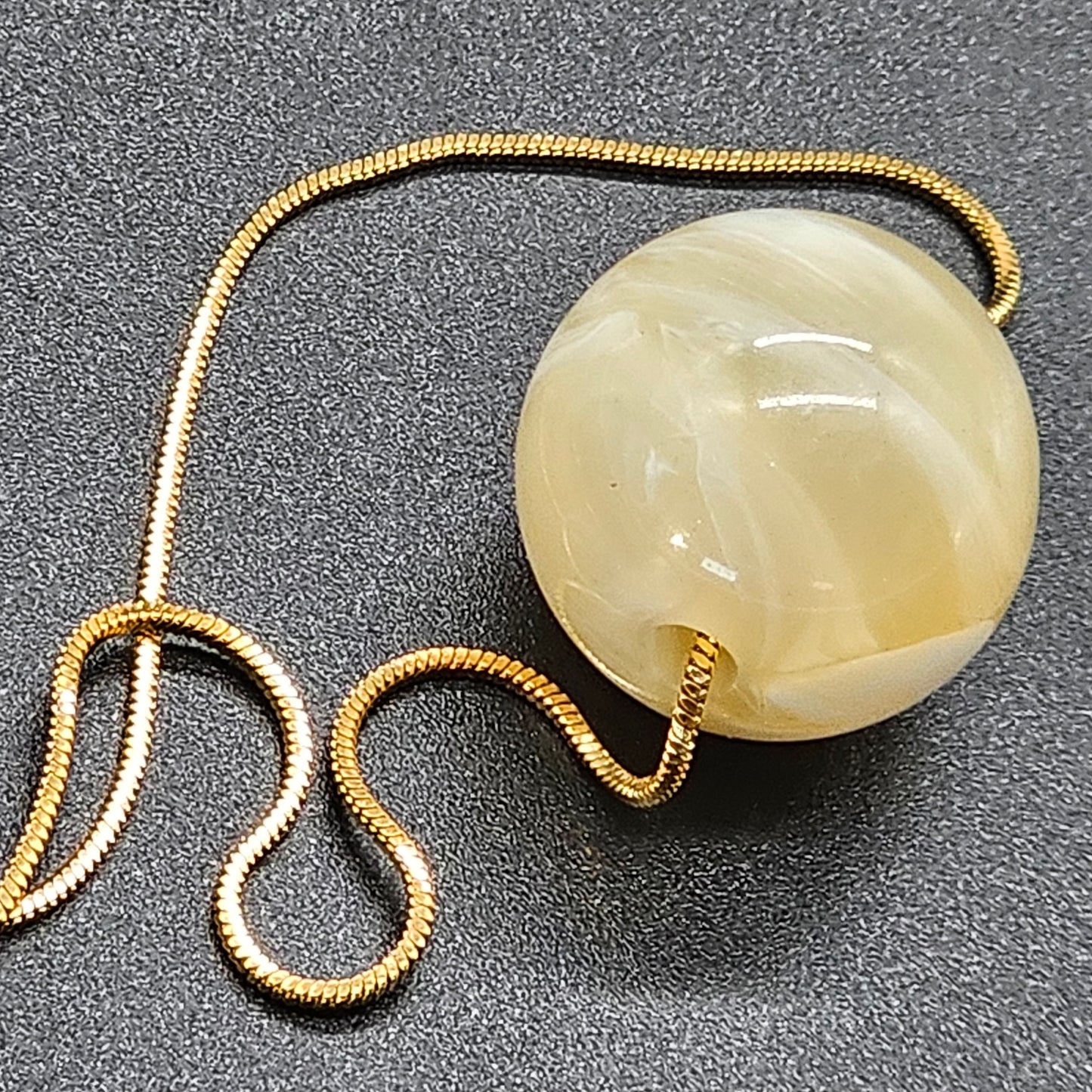 Collier acier inoxydable doré chaîne fine maille forçat pendentif perle noire, ivoire ou vert marbré