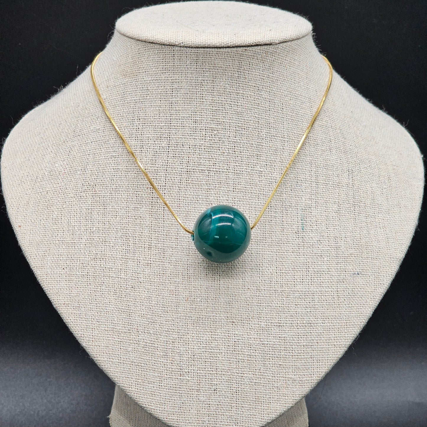 Collier acier inoxydable doré chaîne fine maille forçat pendentif perle noire, ivoire ou vert marbré