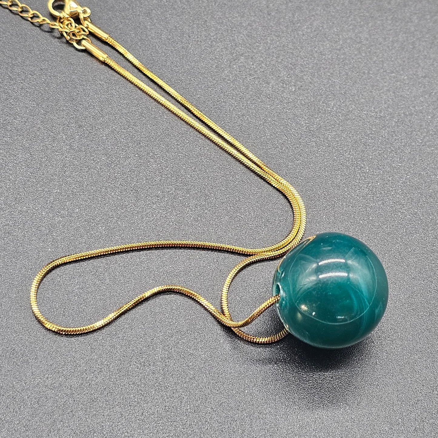 Collier acier inoxydable doré chaîne fine maille forçat pendentif perle noire, ivoire ou vert marbré