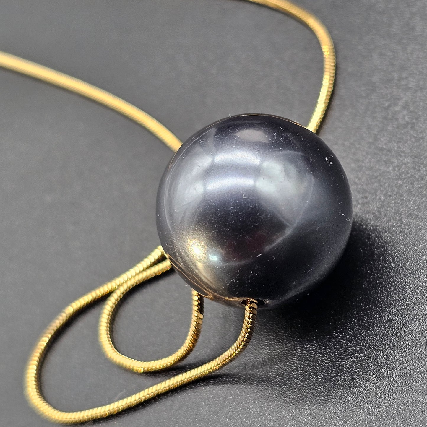 Collier acier inoxydable doré chaîne fine maille forçat pendentif perle noire, ivoire ou vert marbré