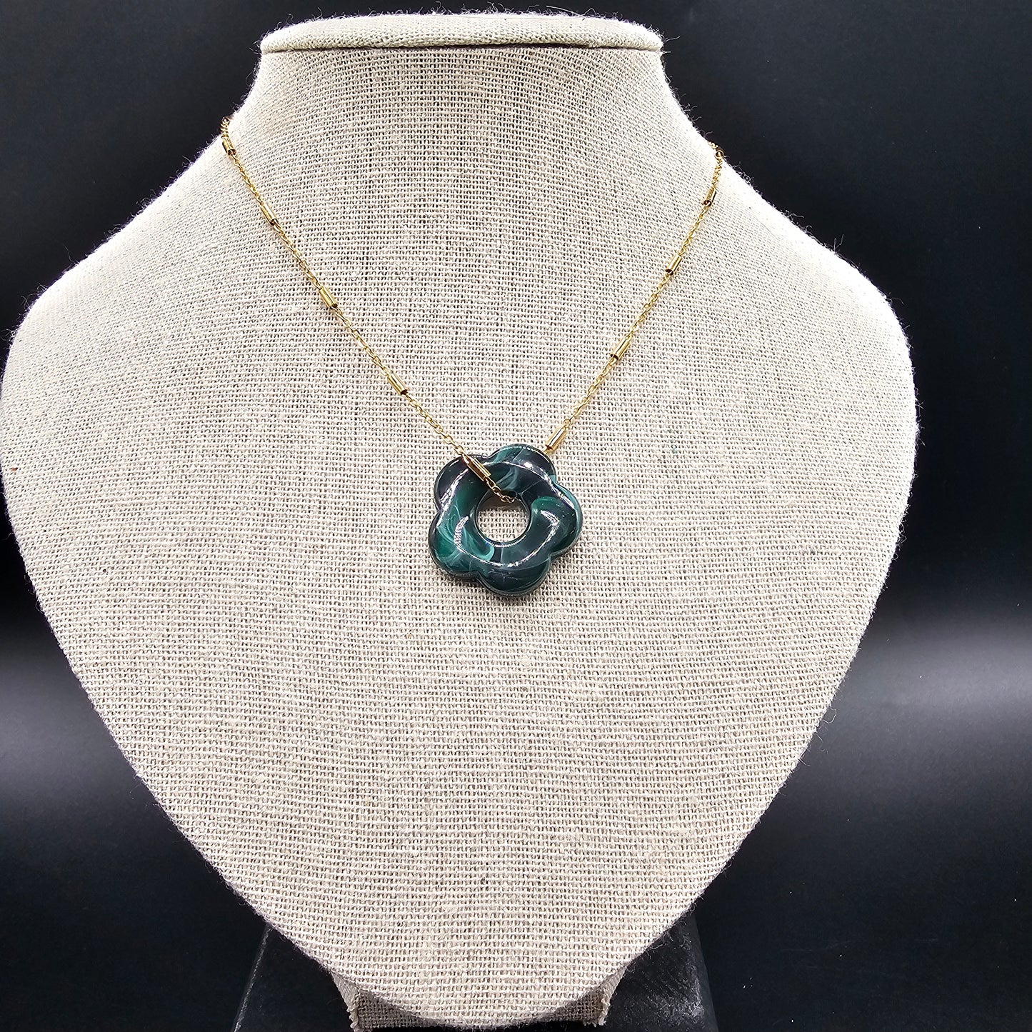 Collier flower doré – acier inoxydable, pendentif fleur pierre reconstituée