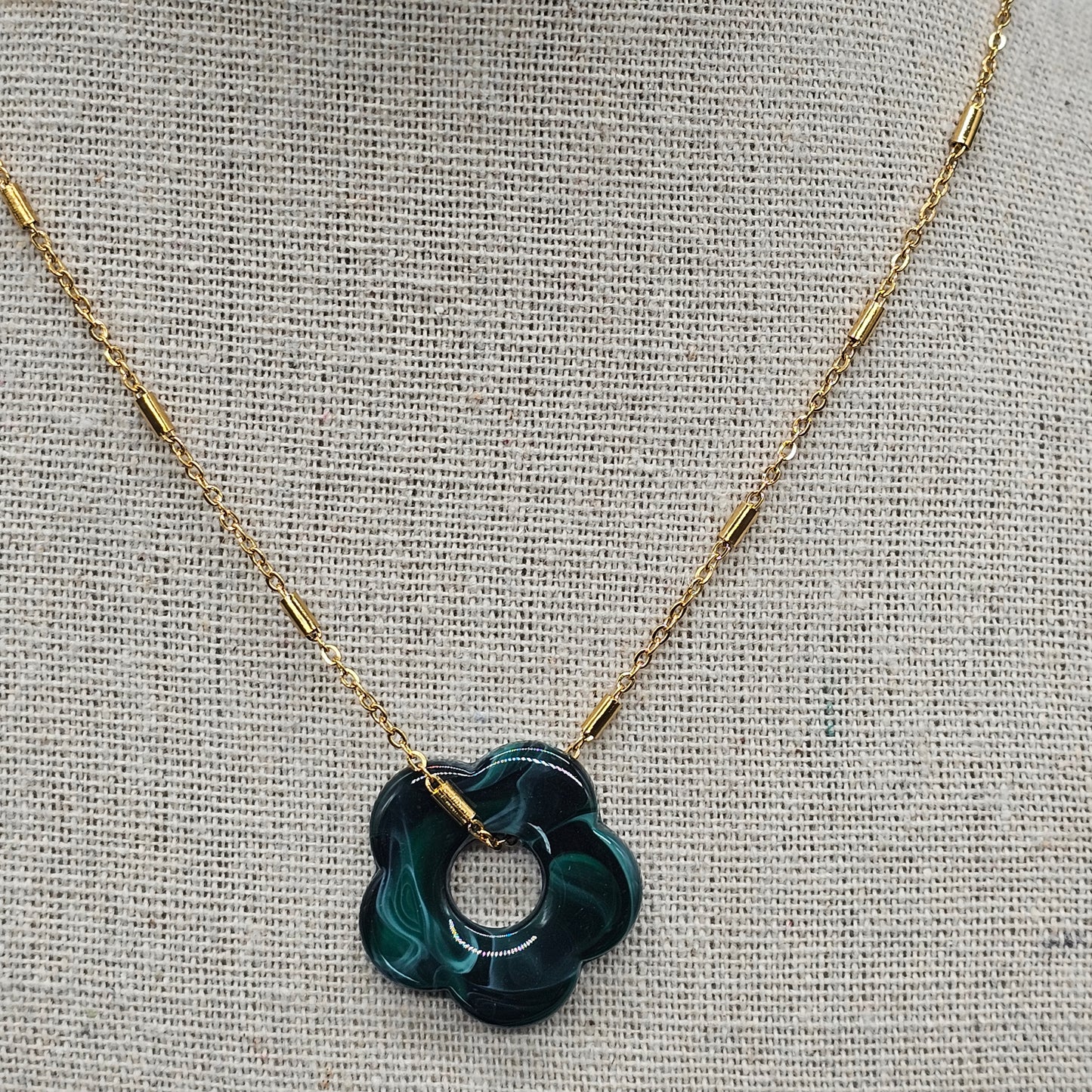 Collier flower doré – acier inoxydable, pendentif fleur pierre reconstituée