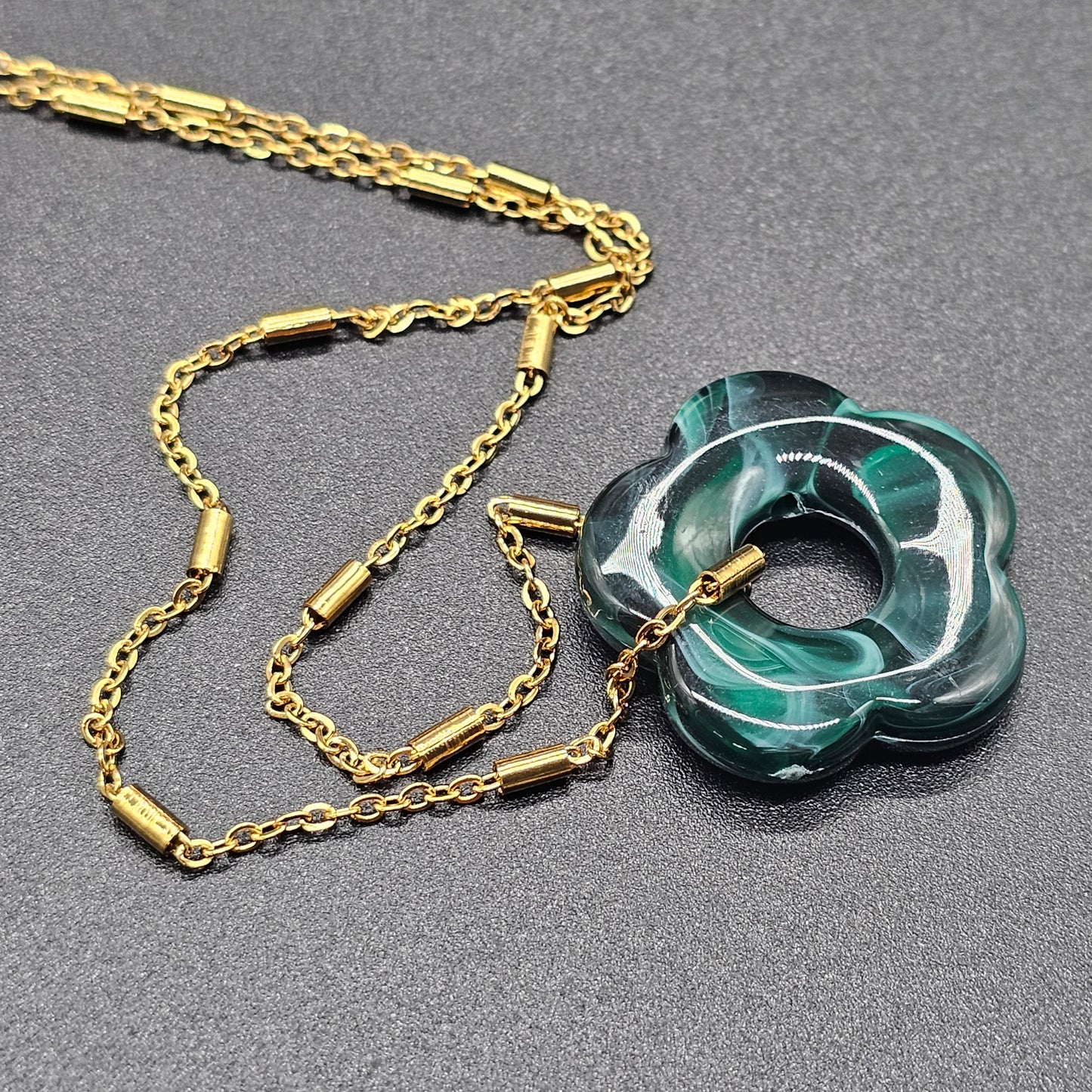 Collier flower doré – acier inoxydable, pendentif fleur pierre reconstituée