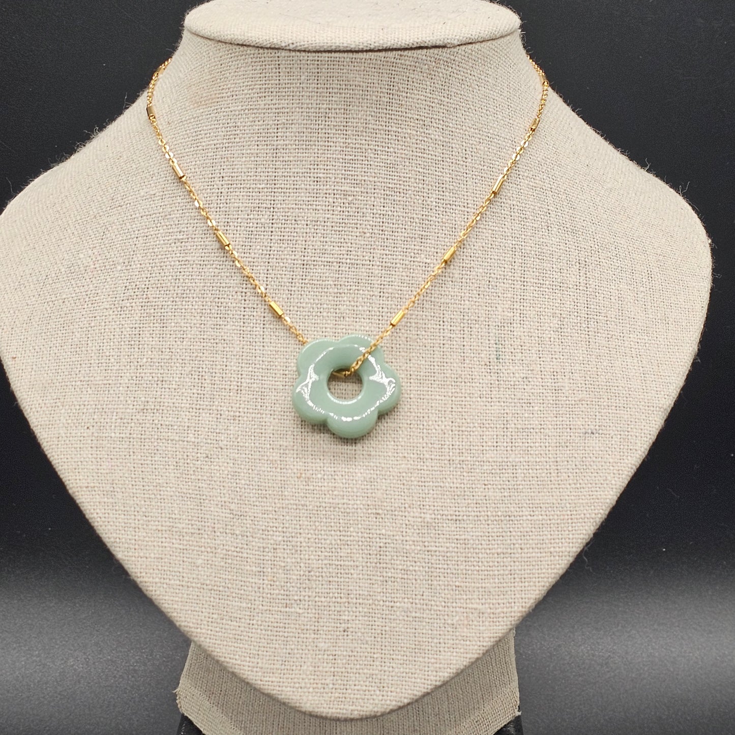 Collier flower doré – acier inoxydable, pendentif fleur pierre reconstituée