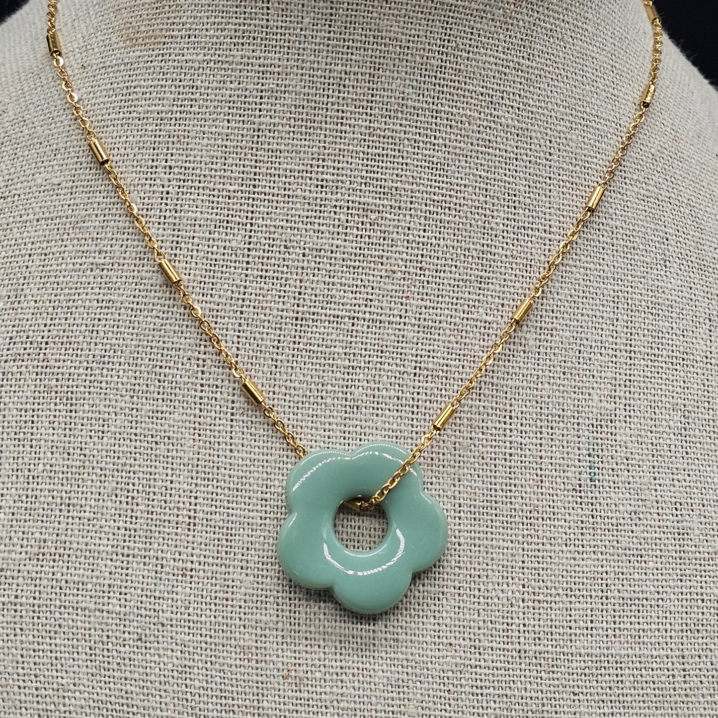 Collier flower doré – acier inoxydable, pendentif fleur pierre reconstituée