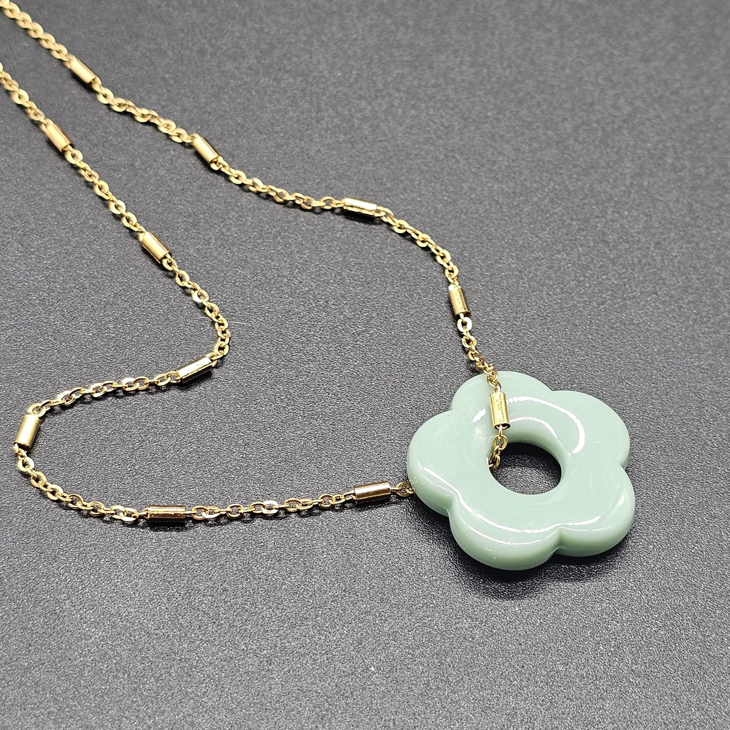 Collier flower doré – acier inoxydable, pendentif fleur pierre reconstituée