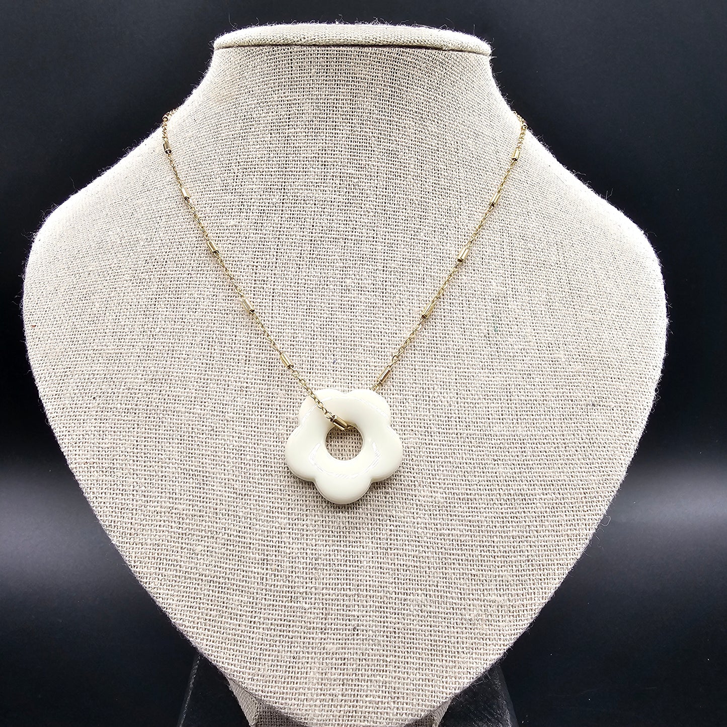 Collier flower doré – acier inoxydable, pendentif fleur pierre reconstituée