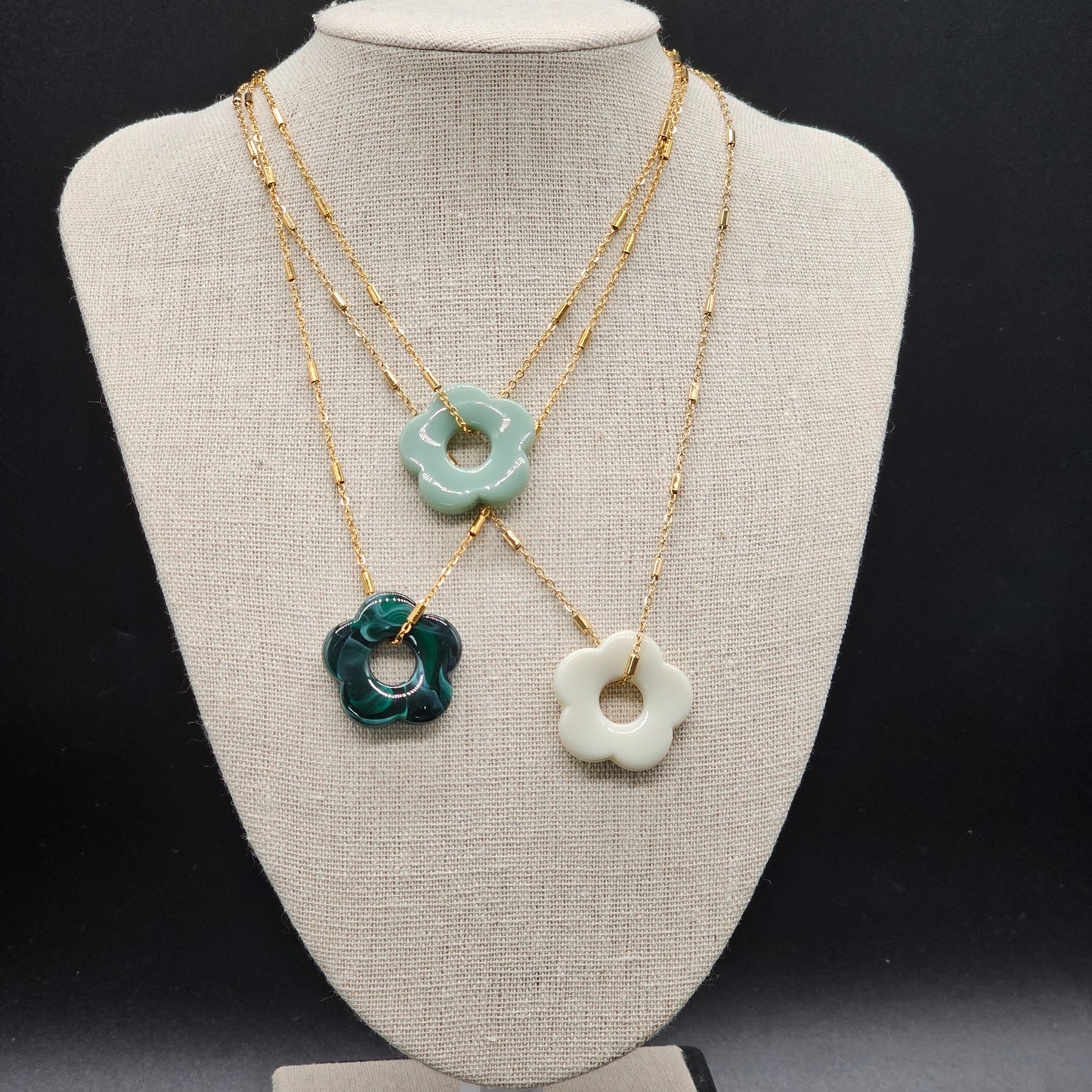 Collier flower doré – acier inoxydable, pendentif fleur pierre reconstituée
