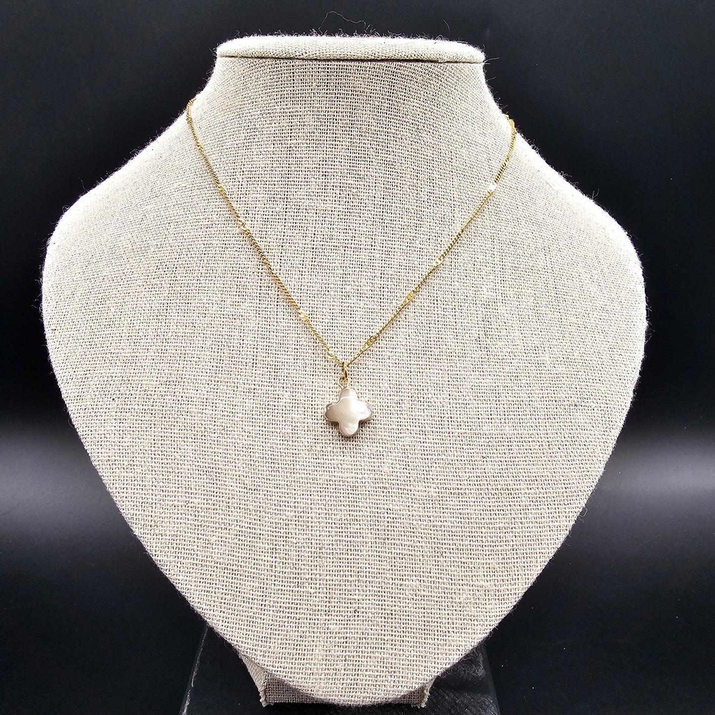 Collier acier inoxydable doré fine chaîne maille forçat - trèfle nacre