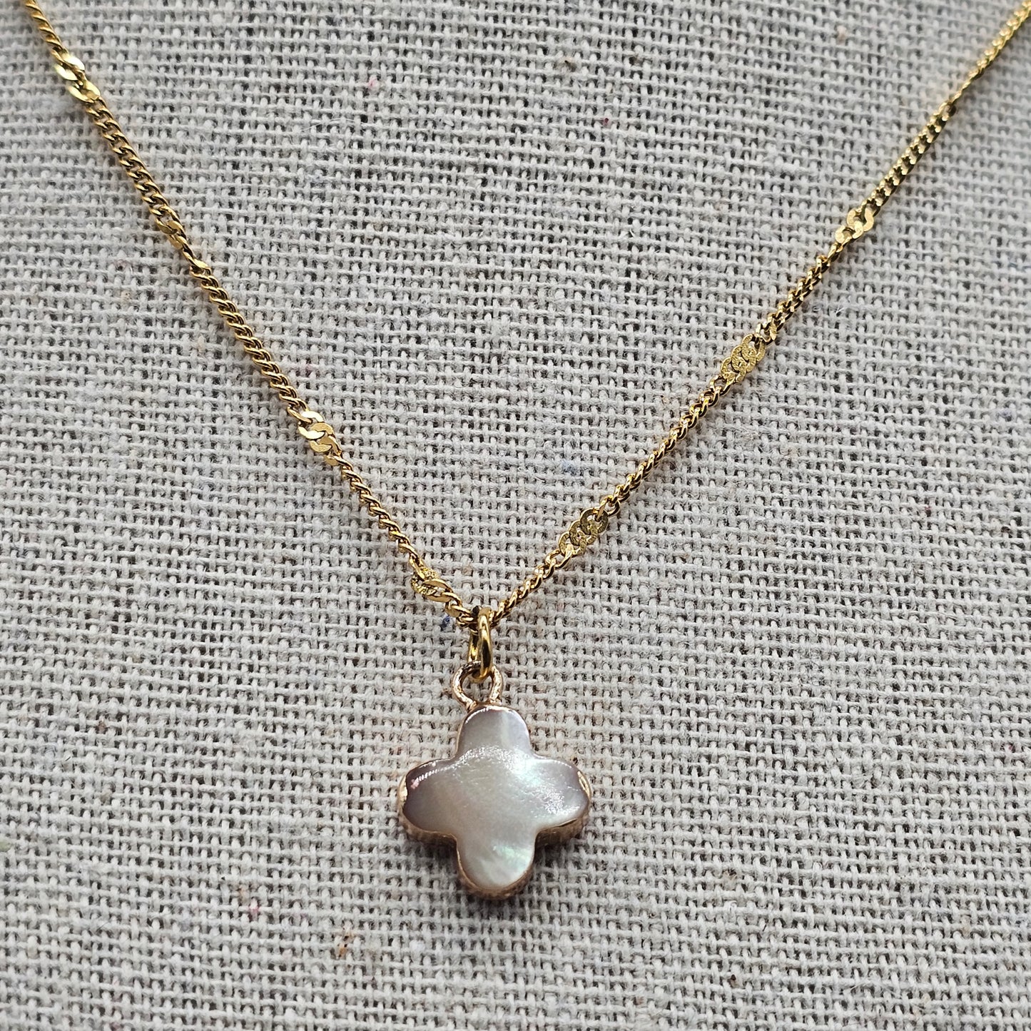 Collier acier inoxydable doré fine chaîne maille forçat - trèfle nacre
