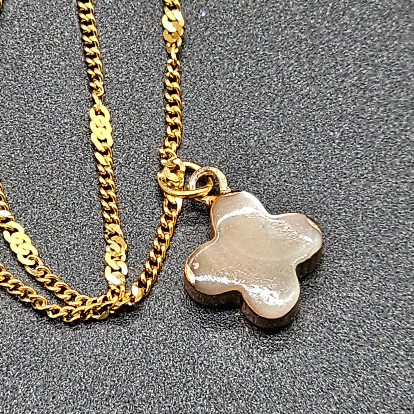 Collier acier inoxydable doré fine chaîne maille forçat - trèfle nacre