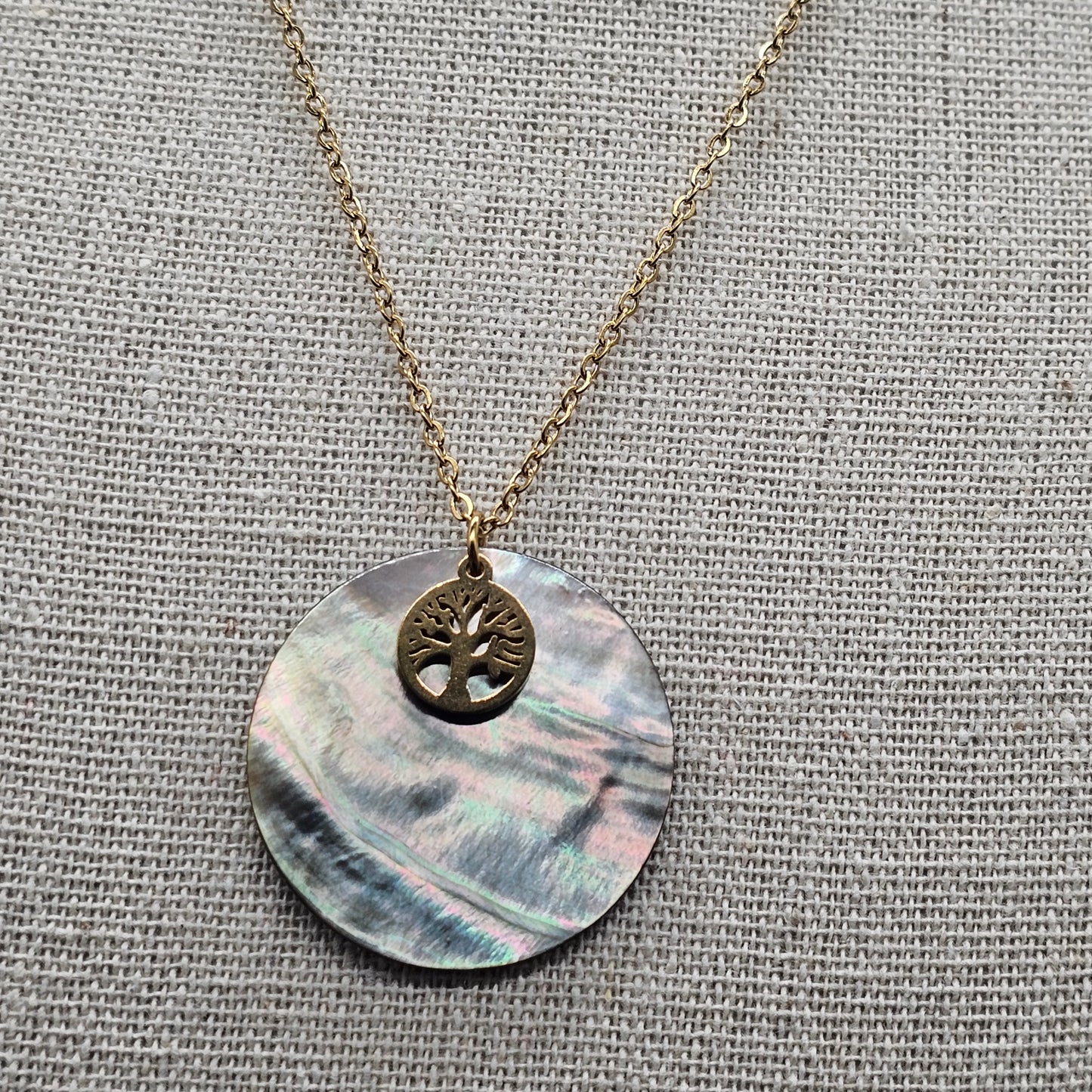 Collier doré acier inoxydable – Pendentif nacre & arbre de vie, chic et symbolique