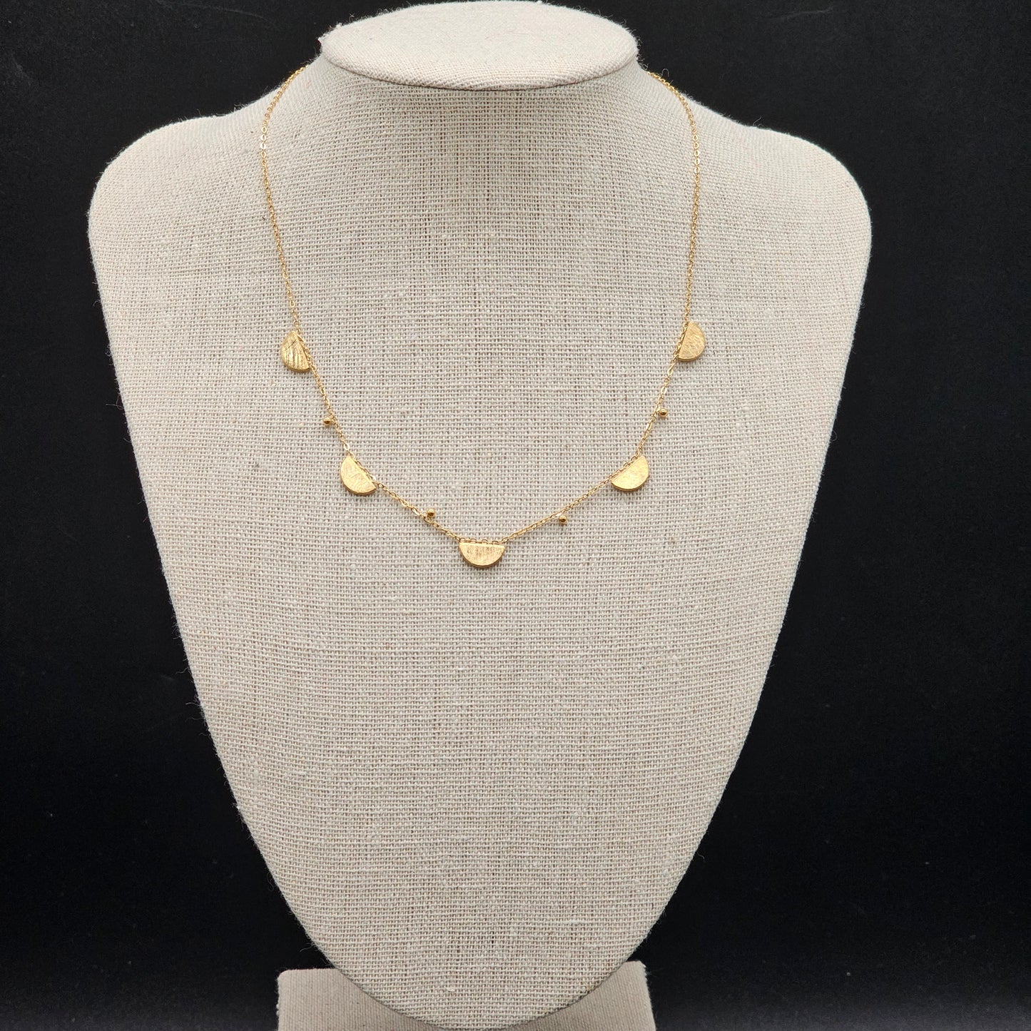 Collier doré “Akaki” – Chaîne fine maille forçat et pampilles acier inoxydable