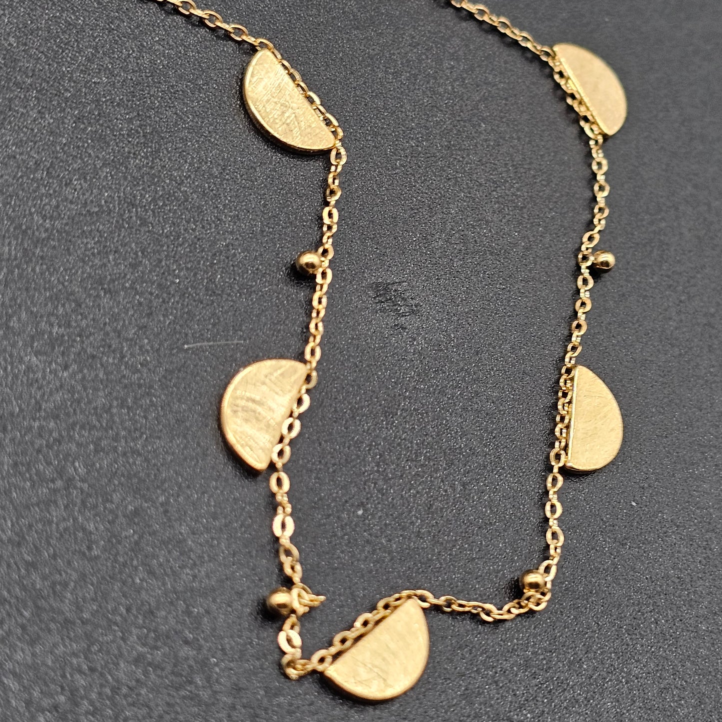 Collier doré “Akaki” – Chaîne fine maille forçat et pampilles acier inoxydable