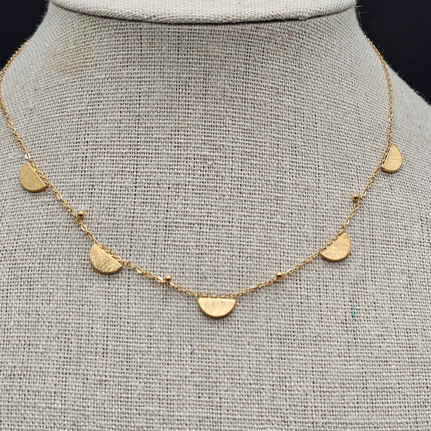 Collier doré “Akaki” – Chaîne fine maille forçat et pampilles acier inoxydable