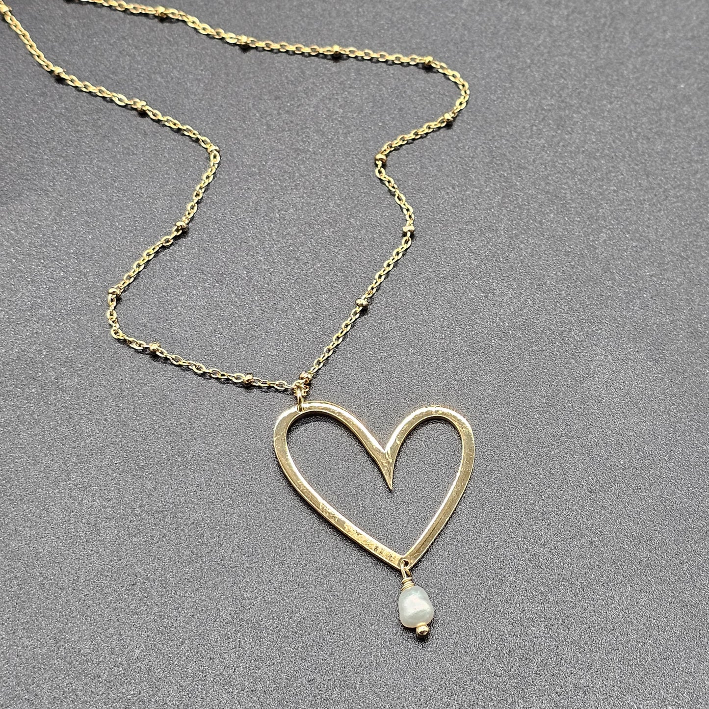 Collier doré cœur & billes – Acier inoxydable, maille forçat fine
