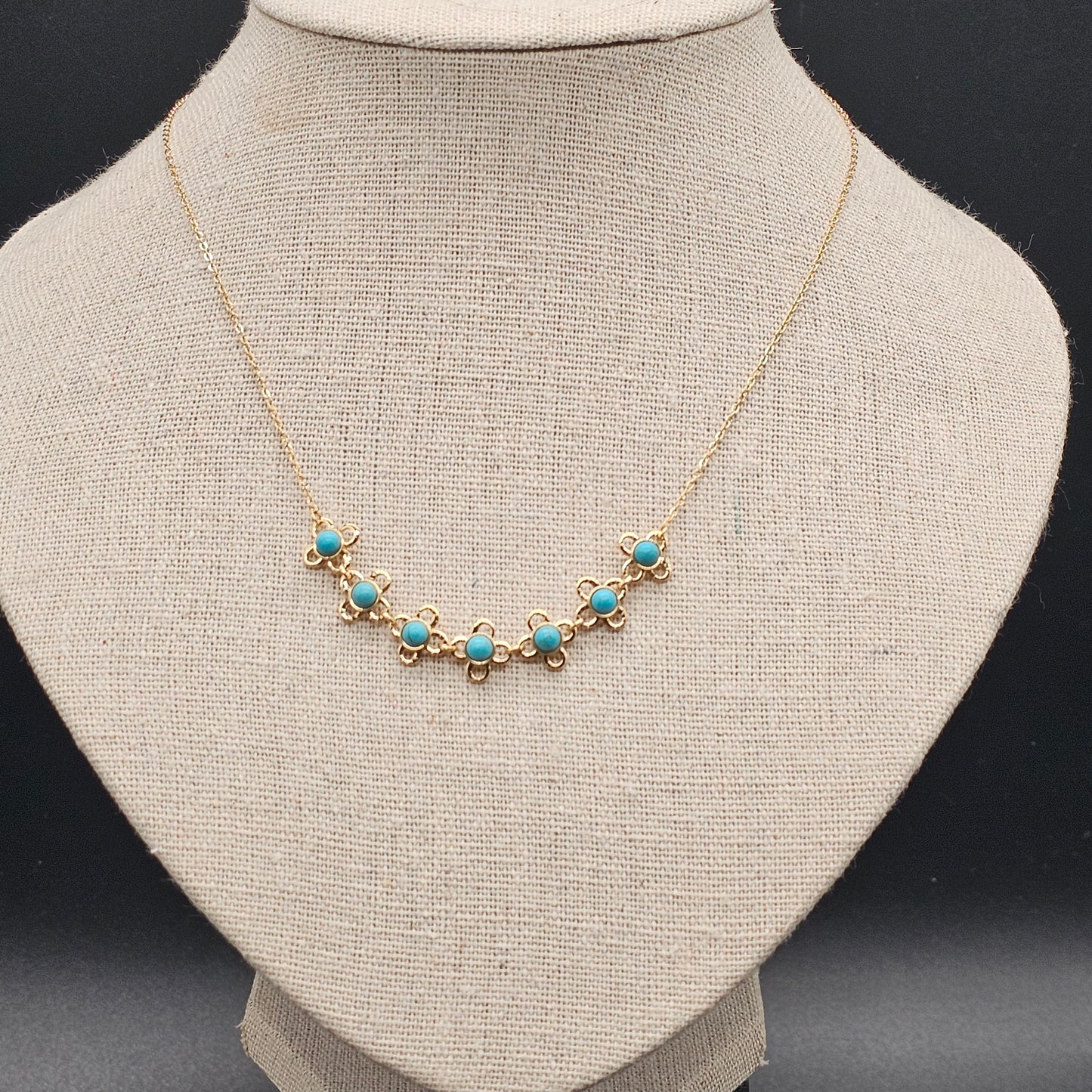 Collier doré chaîne maille forçat avec fleur "good vibes" perles multicolores au centre