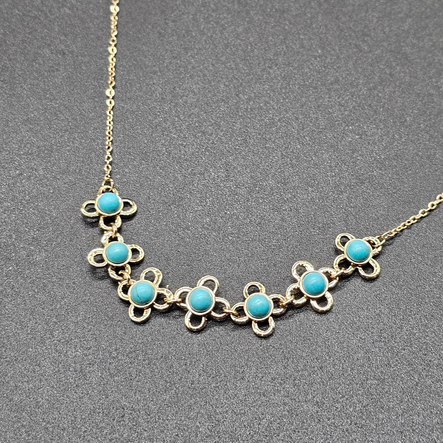 Collier doré chaîne maille forçat avec fleur "good vibes" perles multicolores au centre