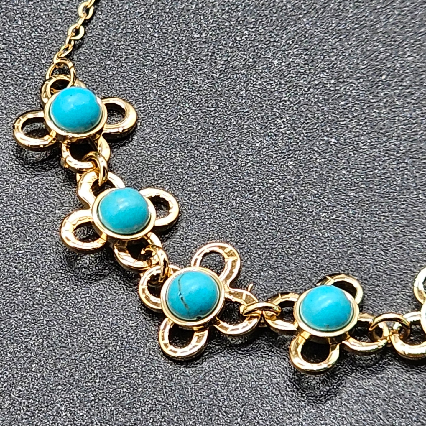 Collier doré chaîne maille forçat avec fleur "good vibes" perles multicolores au centre