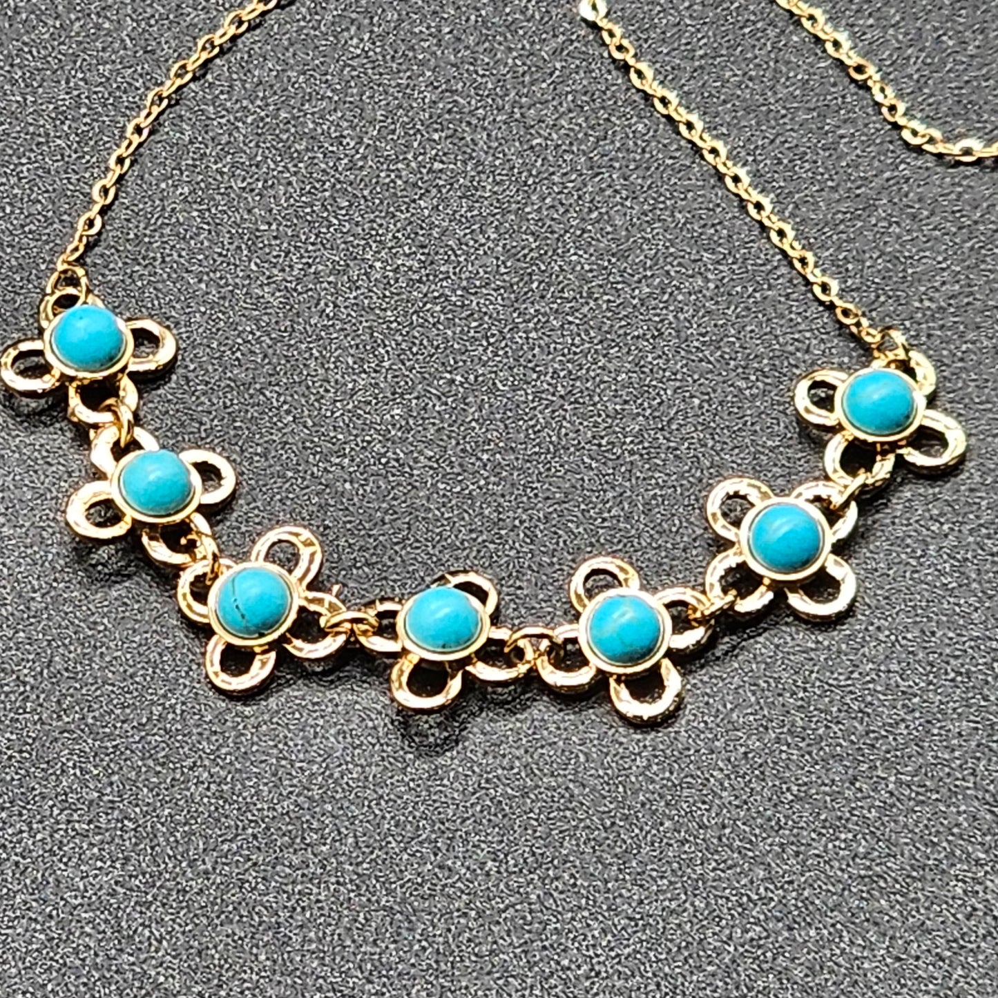 Collier doré chaîne maille forçat avec fleur "good vibes" perles multicolores au centre