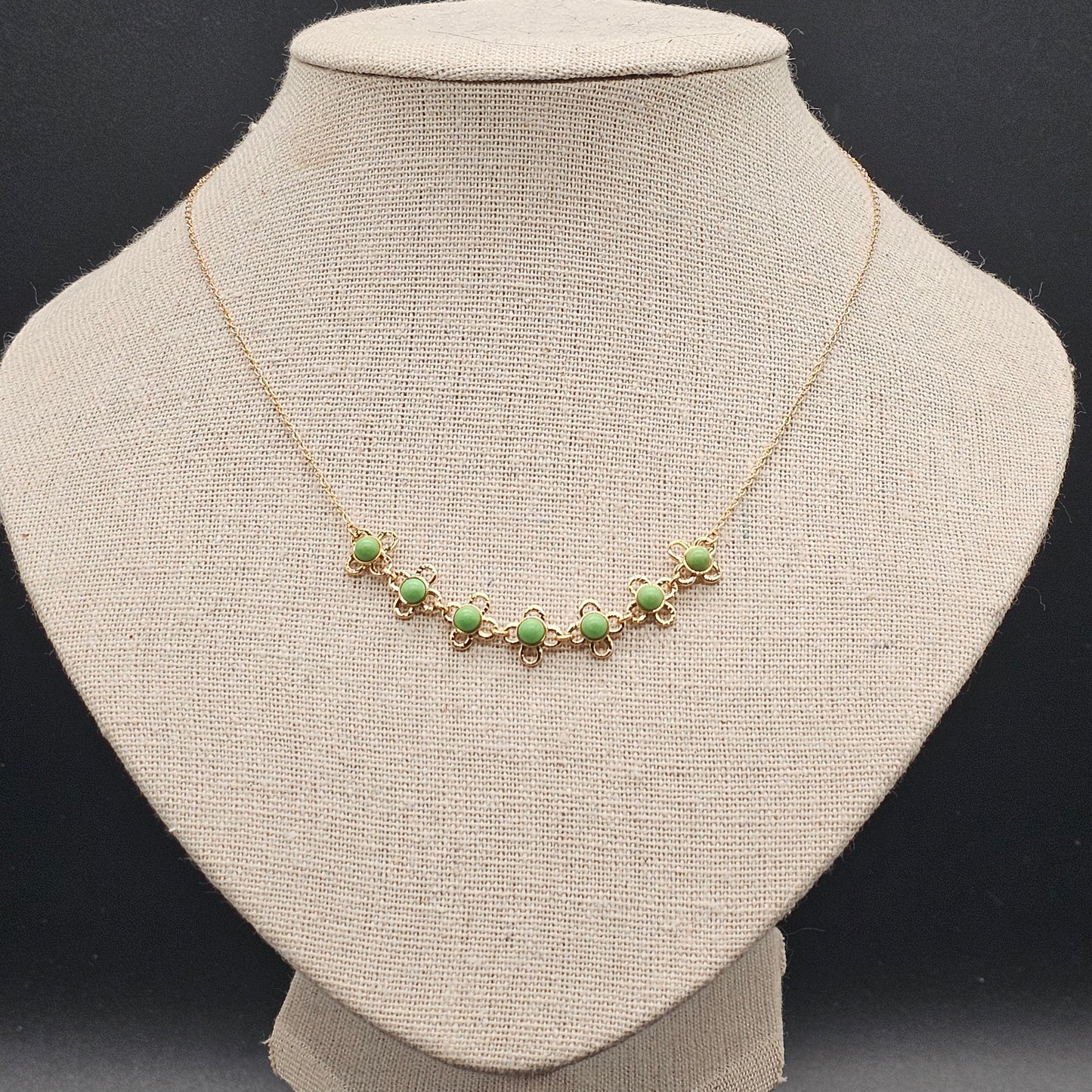 Collier doré chaîne maille forçat avec fleur "good vibes" perles multicolores au centre