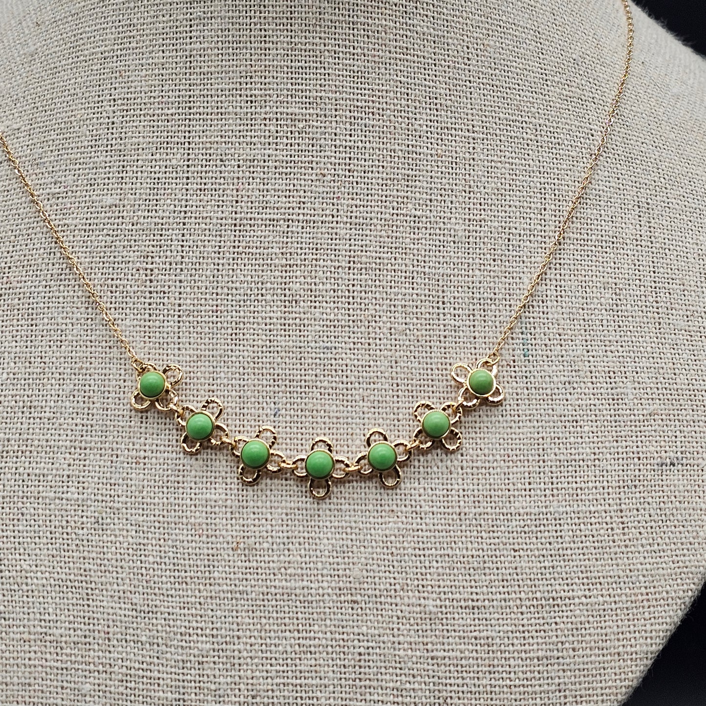 Collier doré chaîne maille forçat avec fleur "good vibes" perles multicolores au centre