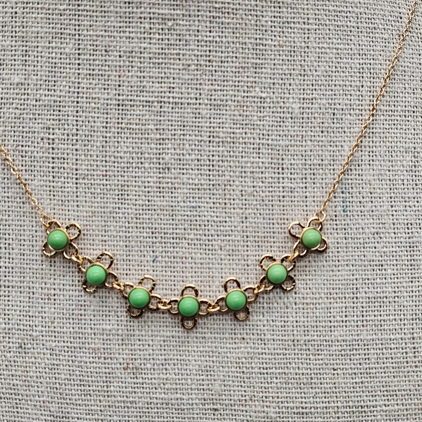 Collier doré chaîne maille forçat avec fleur "good vibes" perles multicolores au centre