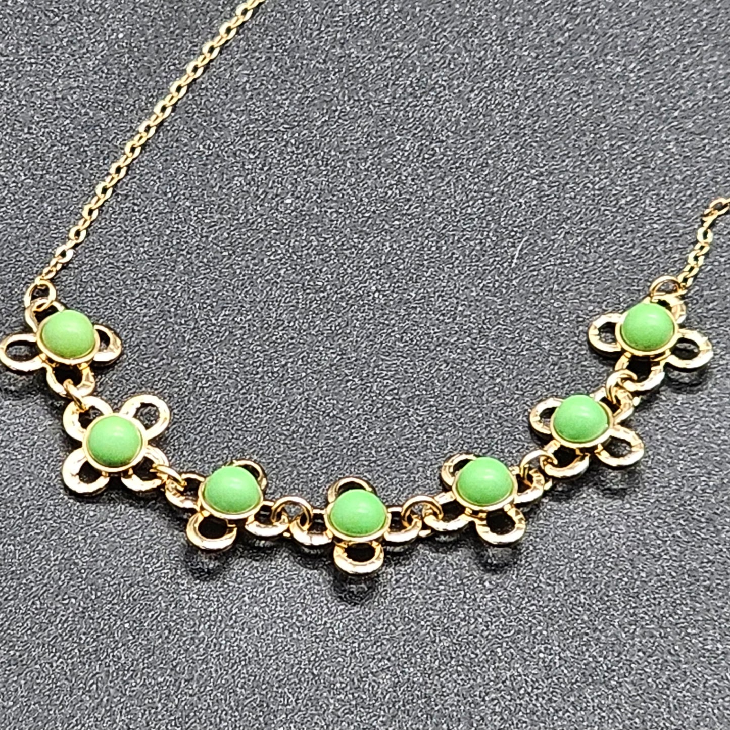 Collier doré chaîne maille forçat avec fleur "good vibes" perles multicolores au centre