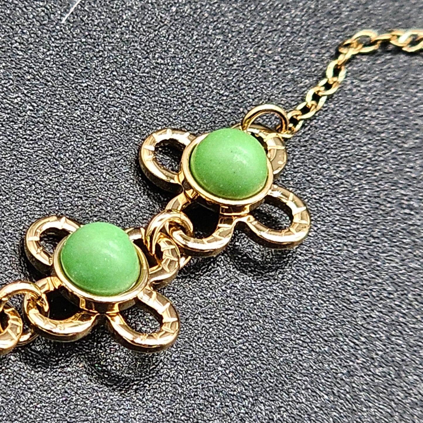 Collier doré chaîne maille forçat avec fleur "good vibes" perles multicolores au centre