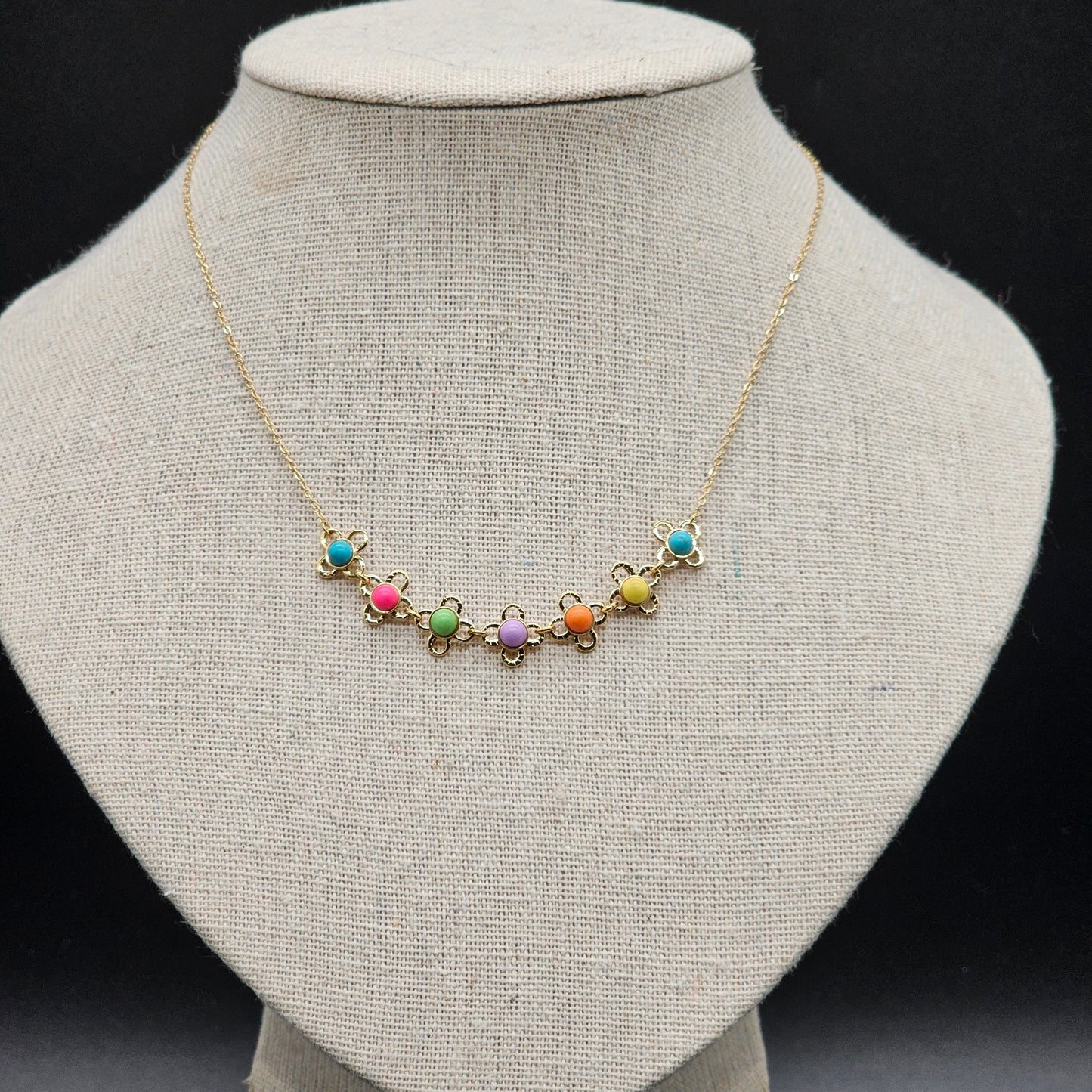 Collier doré chaîne maille forçat avec fleur "good vibes" perles multicolores au centre