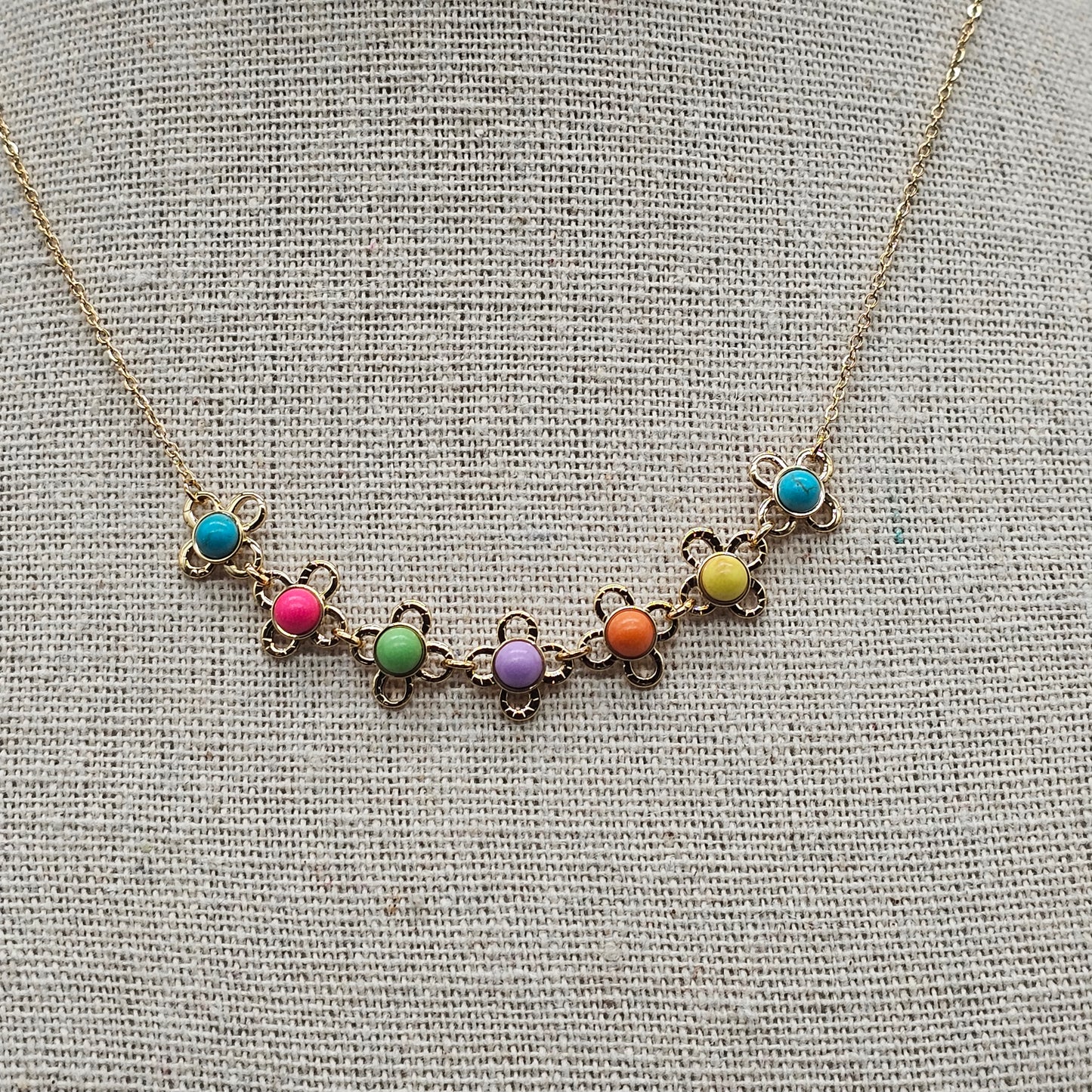 Collier doré chaîne maille forçat avec fleur "good vibes" perles multicolores au centre